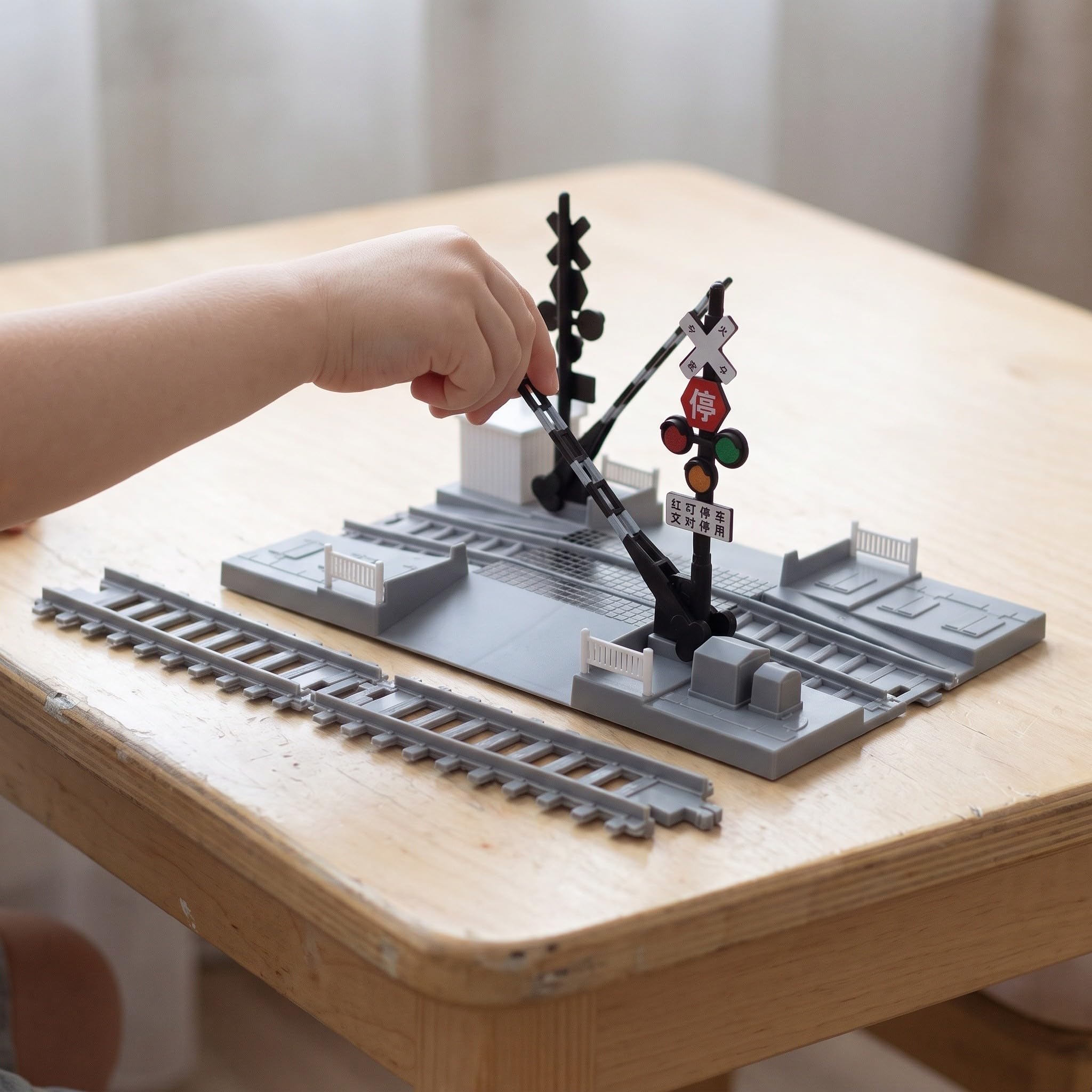 UKCOCO 1 set di binari per passaggio a livello in miniatura con barriera in