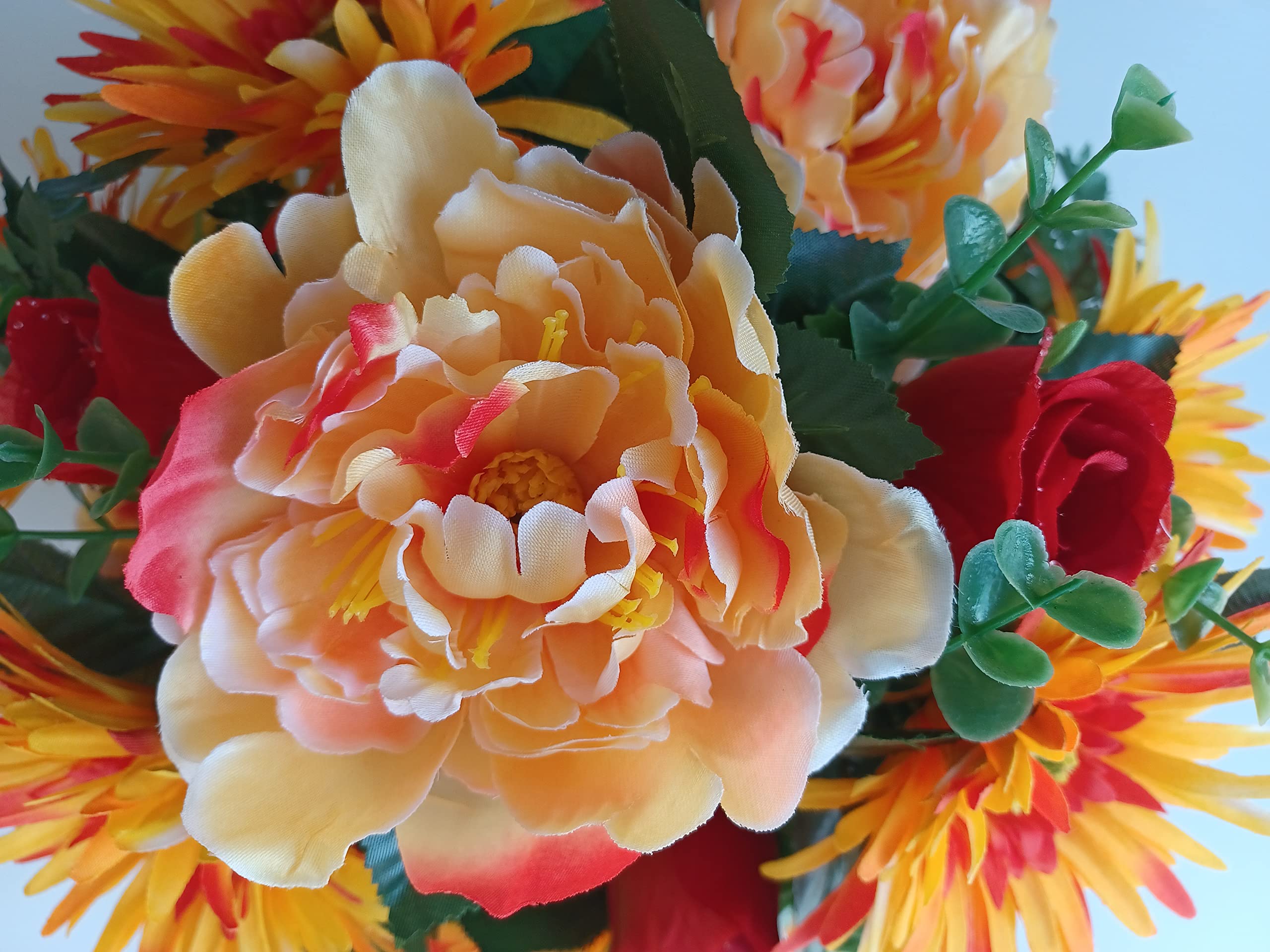 Composition de Fleurs Artificielles, Lesté Ciment pour Une Très Bonne Tenue a l' extérieur. Réalisé par Nos Soins, Fleurs de Qualité.