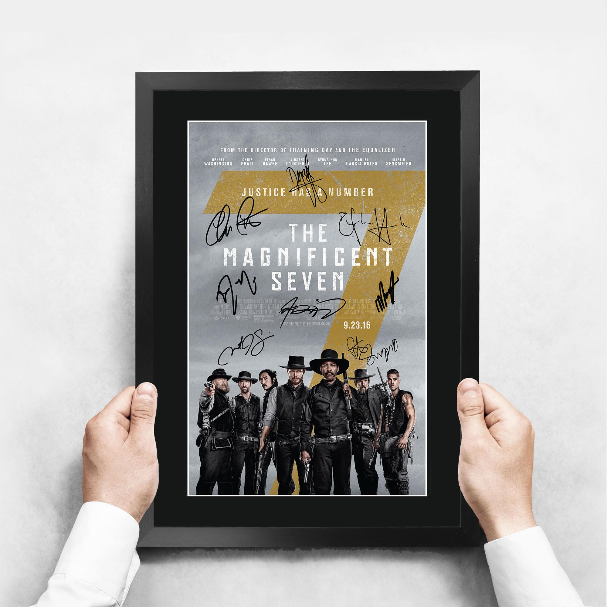 HWC Trading The Magnificent Seven 2016 Denzel Washington Geschenke Geduckter Poster Signiertes Autogramm Foto für Fans von Film Memorabilien - A3 Gerahmt (ID-009994)