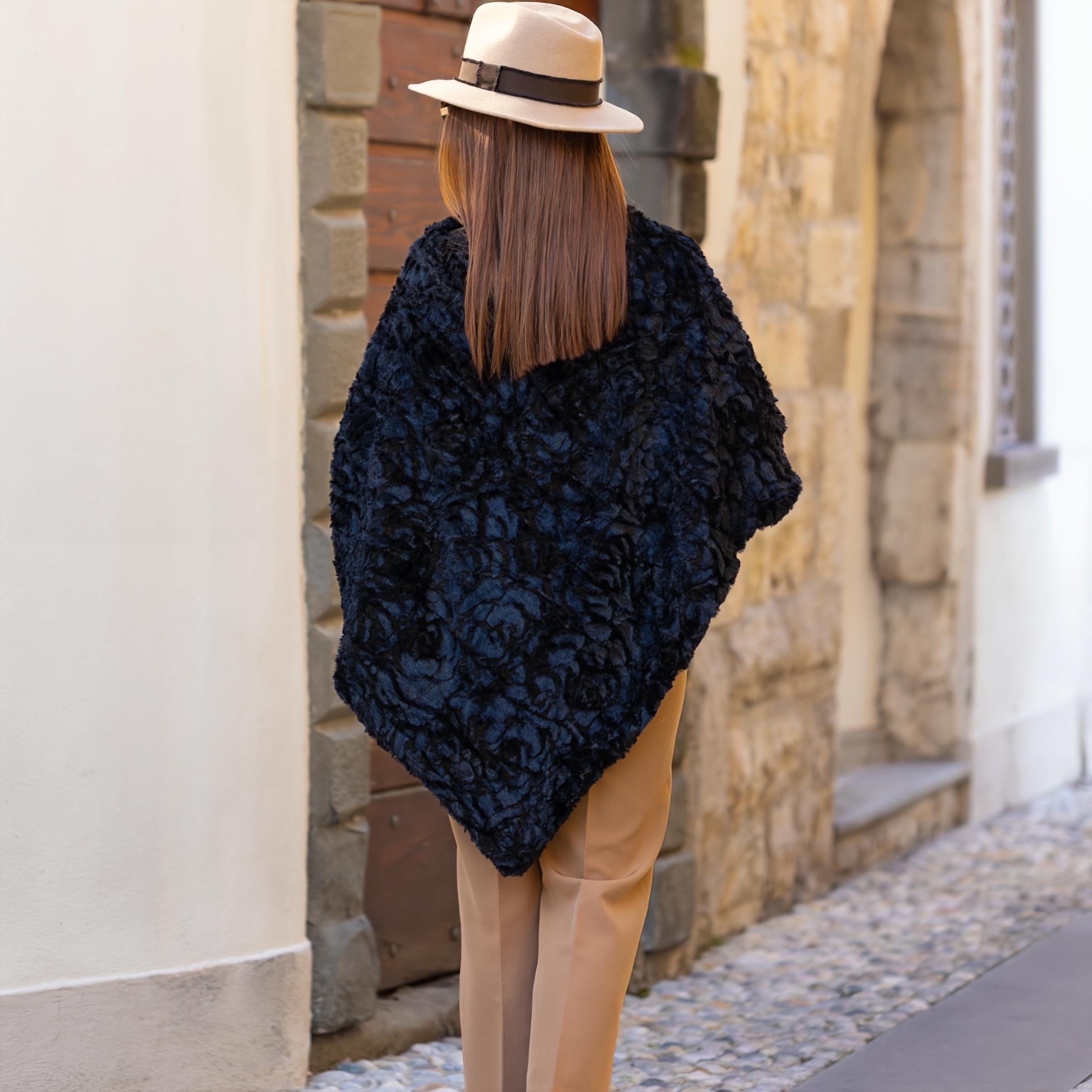 Poncho Donna Invernale colorata, Mantella Elegante per cerimonia, Scialle Coprispalle, Stola per l'inverno in pelliccia sintetica