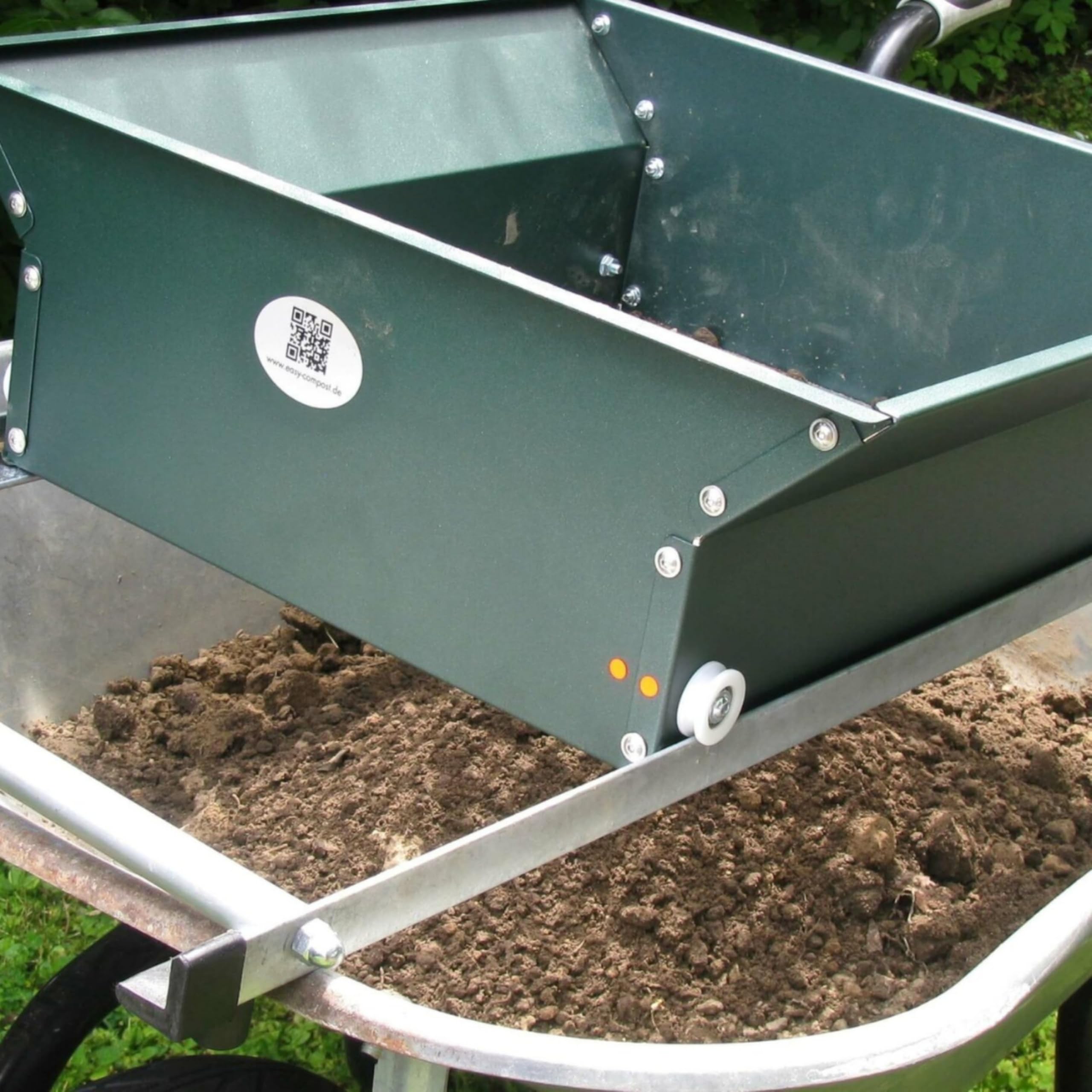 II Kompostsieb Gartensieb passt auf Jede Schubkarre – Mühelose Trennung von Erde, Kies & Sand – Robustes, rostgeschütztes Erdsieb – Allwettertauglich & langlebig für Gartenprofis