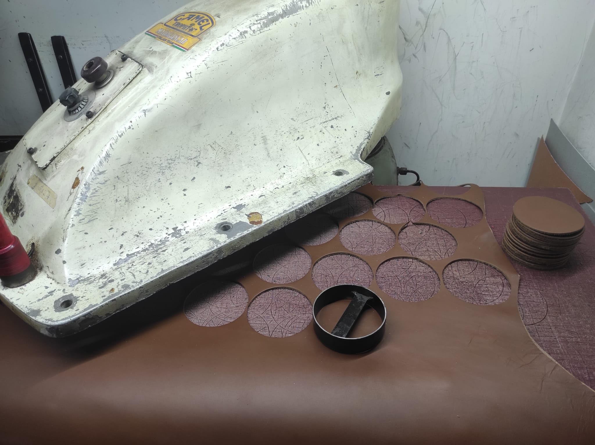 KIT 12 PZ - Sottobicchieri in cuoio o pelle pesonalizzati a scelta (Mod. 1 Rosso)