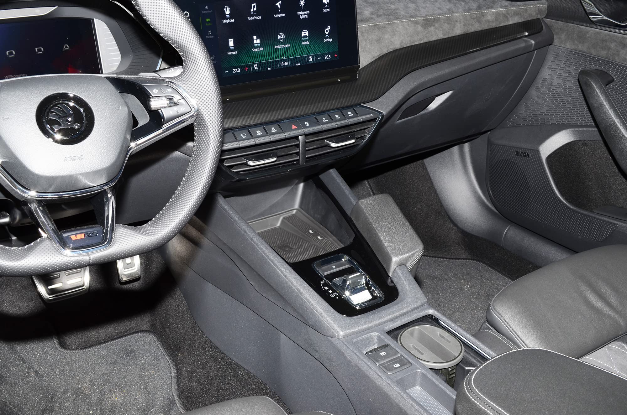 KUDA Handyhalterung passend für Skoda Octavia IV ab 2020 - Telefonkonsole für Smartphones, Handy, Navi und mehr - Kunstlederkonsole, Schwarz, 3825