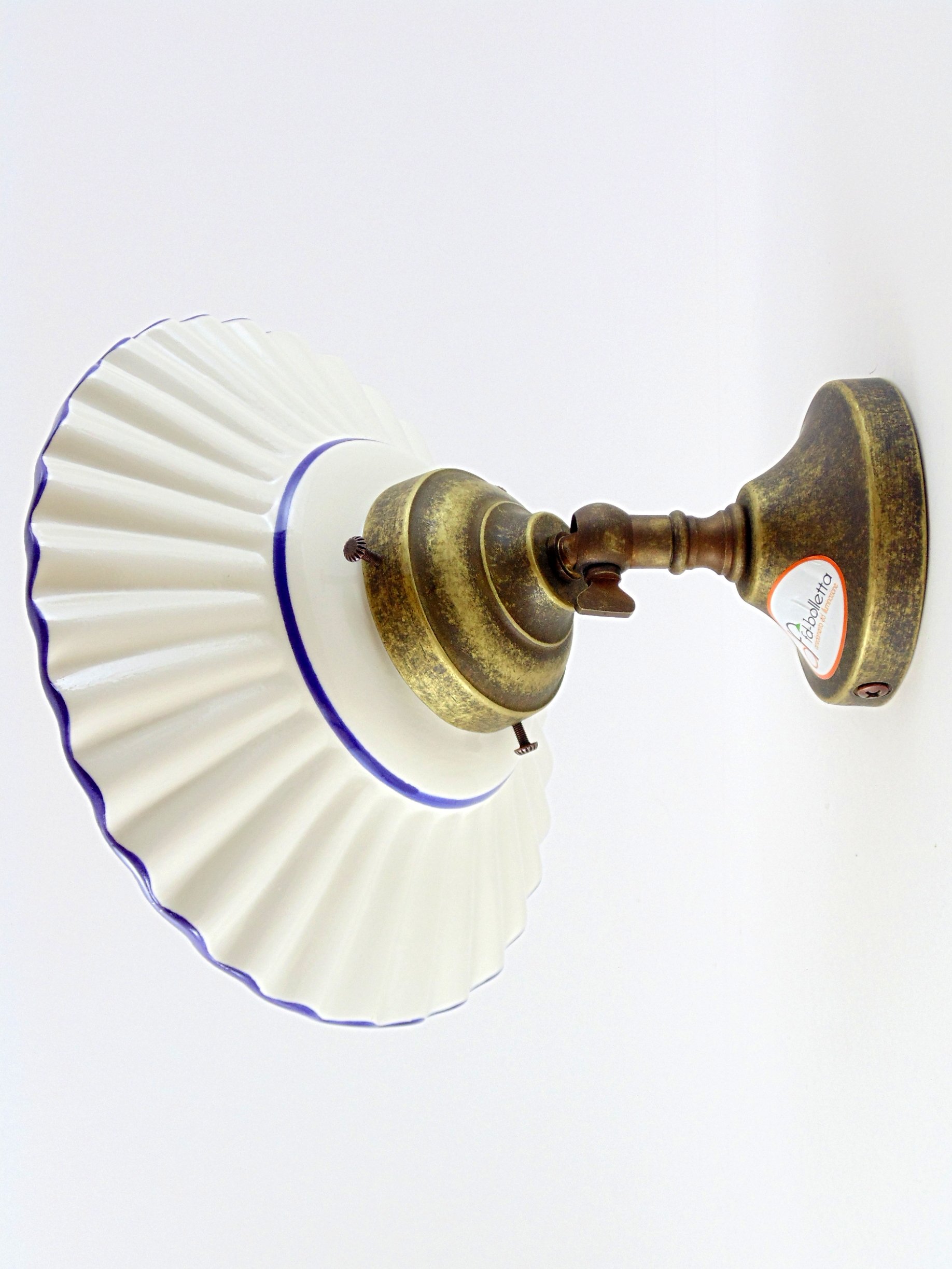 applique ottone da parete,lampada vintage,lluminazione per interni,paralume ceramica blu an16.Misure:Sporgenza16,5cm,Ø piatto 19cm,Ø base 8cm
