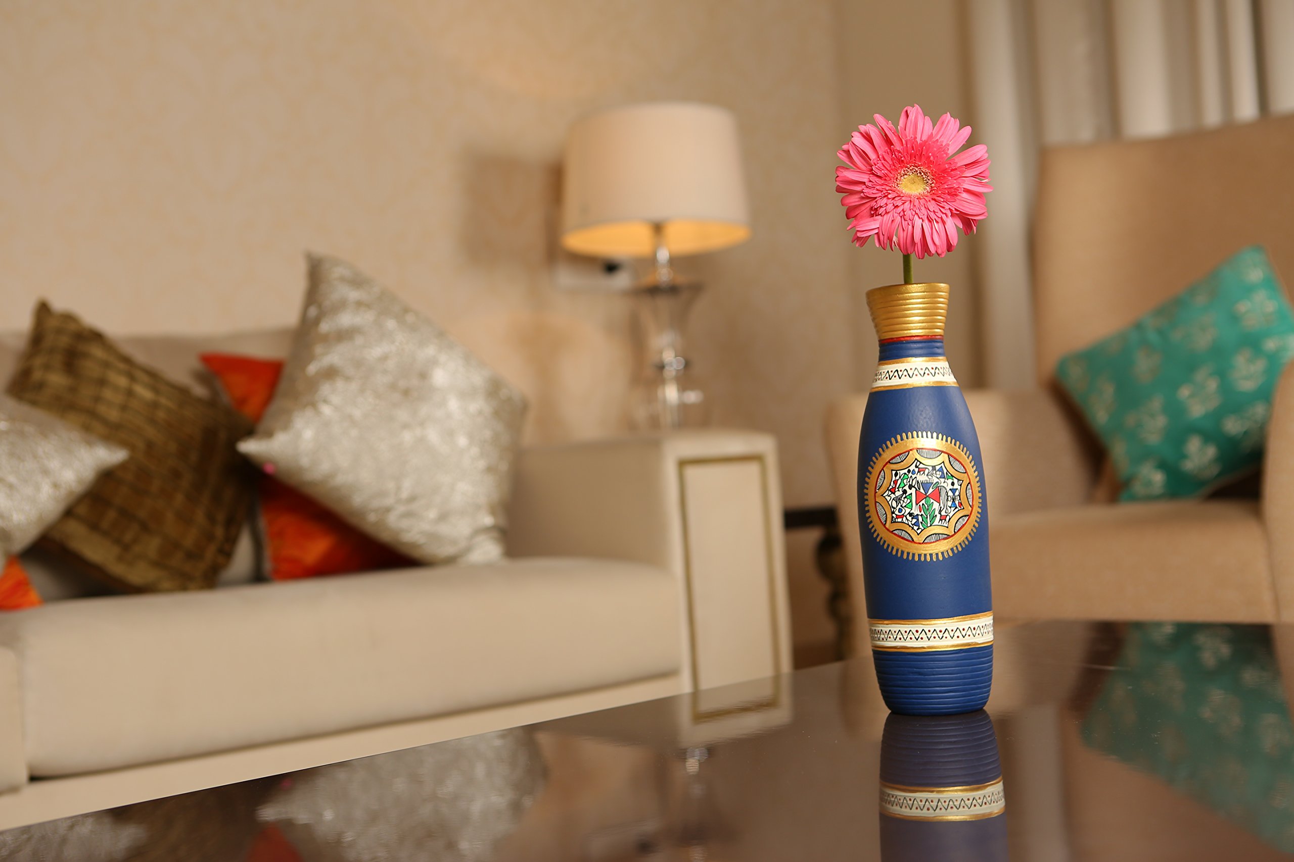 Vase en terre cuite pour rompre la monotonie de votre bureau avec un artisanat peint main
