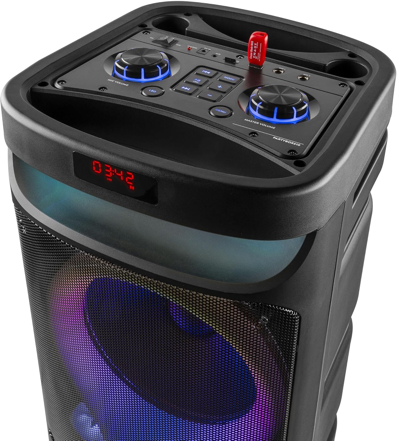 യുഎസ്ബി ഡ്രൈവ് ചേർത്തിരിക്കുന്ന ഫെന്റൺ ട്രാക്ക്610 മുകളിലെ നിയന്ത്രണ പാനലിന്റെ ക്ലോസ്-അപ്പ്.