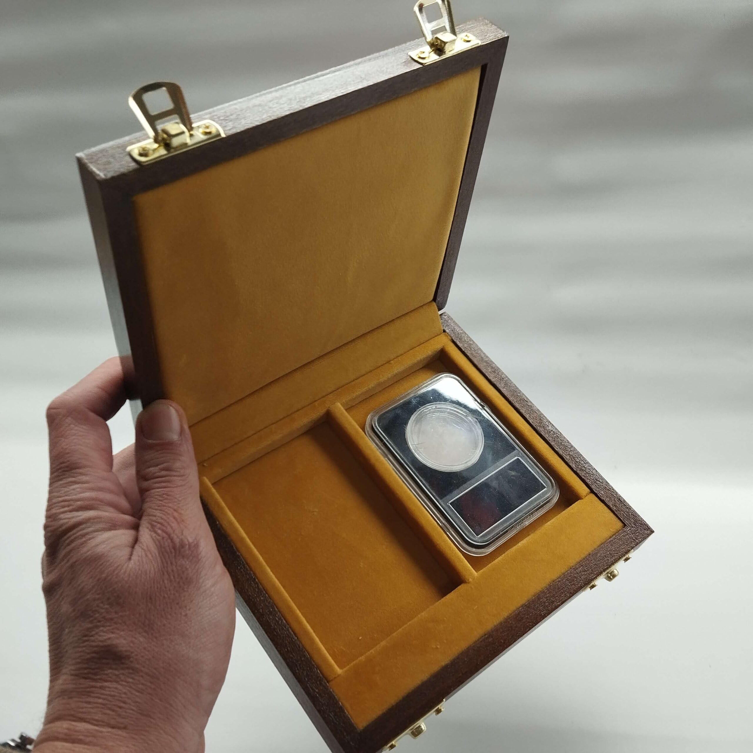 Drewniana Gablota na 2 Slaby Monet NGC PCGS, Wyściółka z Włoskiego Aksamitu, Ręcznie Robione Etui Kolekcjonerskie, Wybór Koloru, Ekspozytor na Certyfikowane Monety