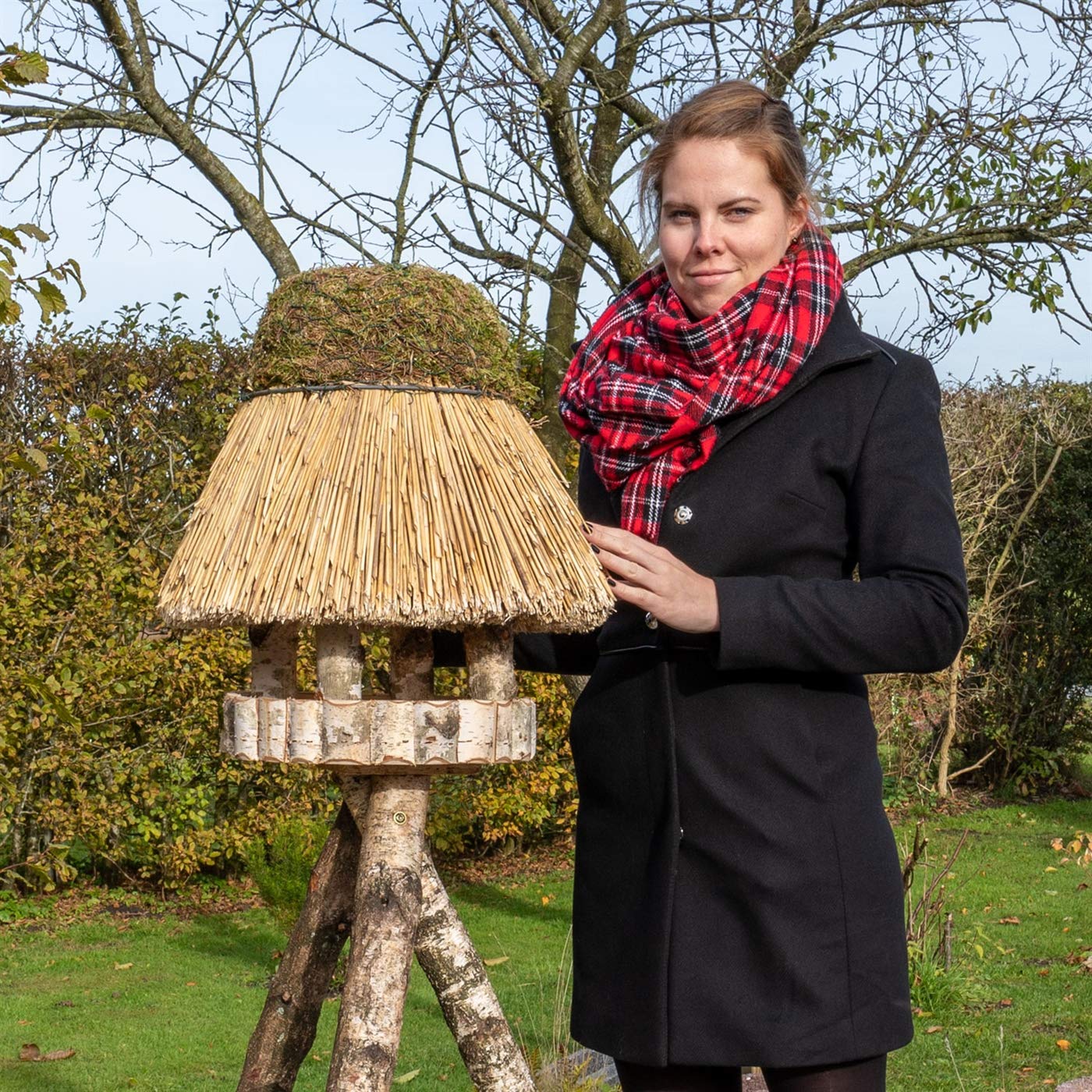 VOSS.garden Vogelvilla Föhr mit Reetdach, Naturbelassene Birke 44cm große Futterplatte, Vogelhaus Vogelfutterstation Futterhaus Vogelhäuschen Futterstation