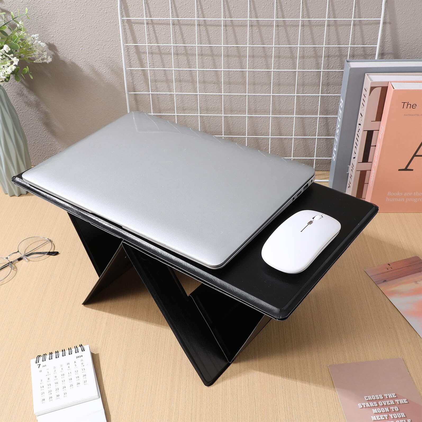 Mipcase Scrivania Pieghevole Portatile per Laptop con Supporto Regolabile e Antiscivolo Tavolo Auto e Letto Compatto Leggero e Salvaspazio per Viaggi e Spazi Ridotti Dimensioni Nero
