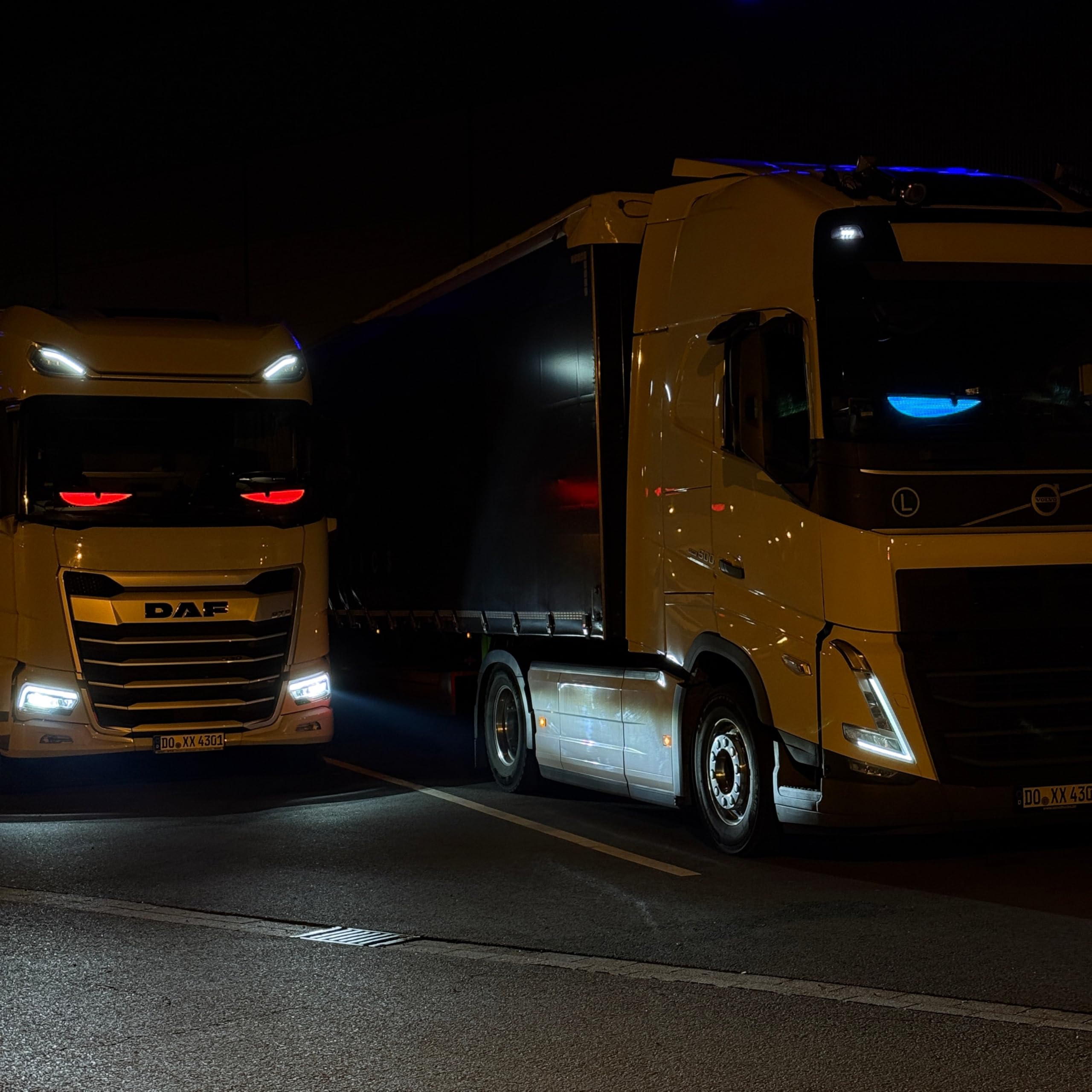 2er Set CarFlare Teufels Augen Devil Eyes LED Laufschrift für LKW & Auto (120×595mm) – Programmierbares Leuchtschild mit App-Steuerung, Bluetooth, USB 5V – RGB LED-Anzeige für Text, Emoji