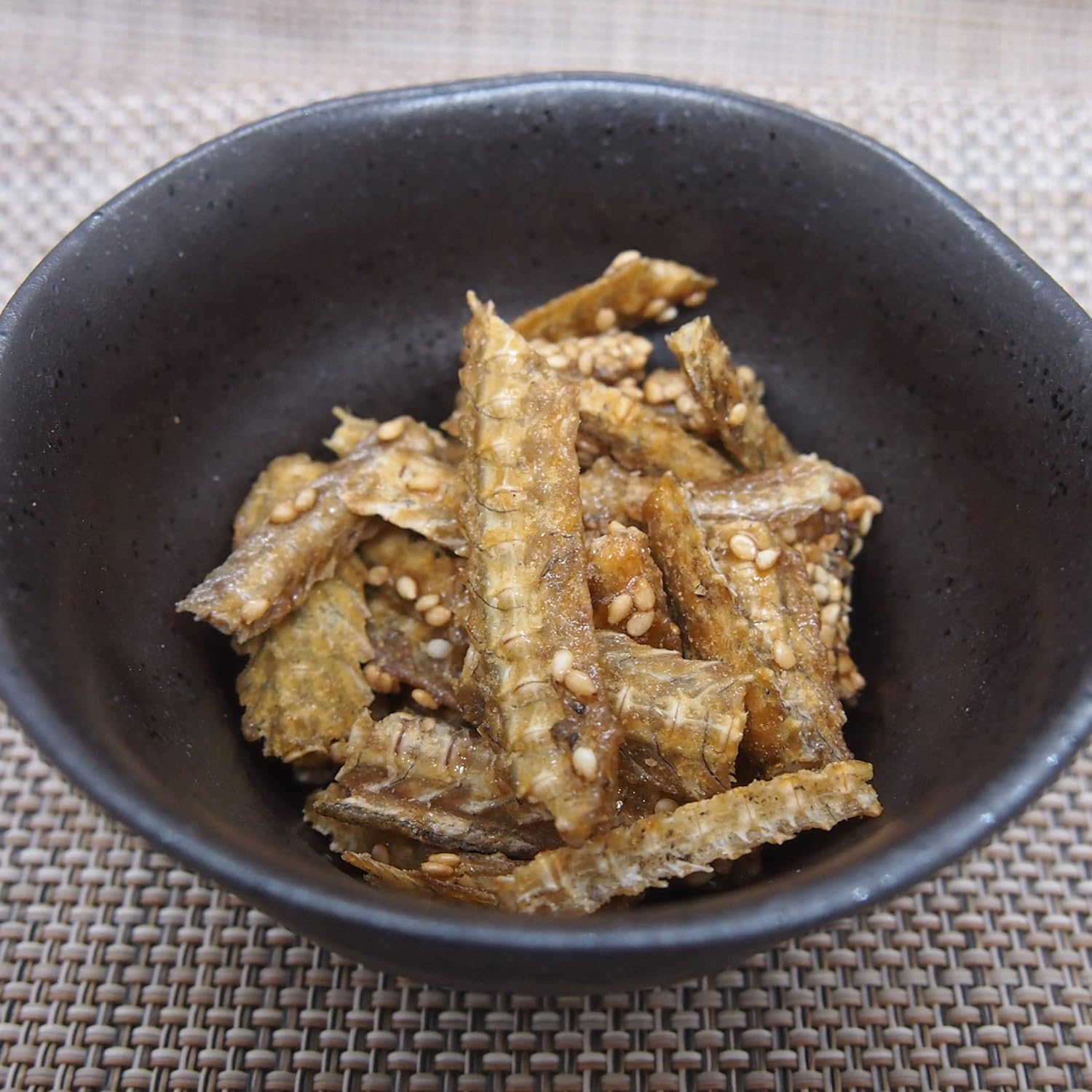 Amazon 鹿児島県産うなぎ使用 うなぎの骨せんべい 80g(40g×2袋) うなぎボーン 醤油味 ごま付き/国産うなぎ うなぎの骨 栄養しっかり おつまみ 珍味 せんべい 駄菓子