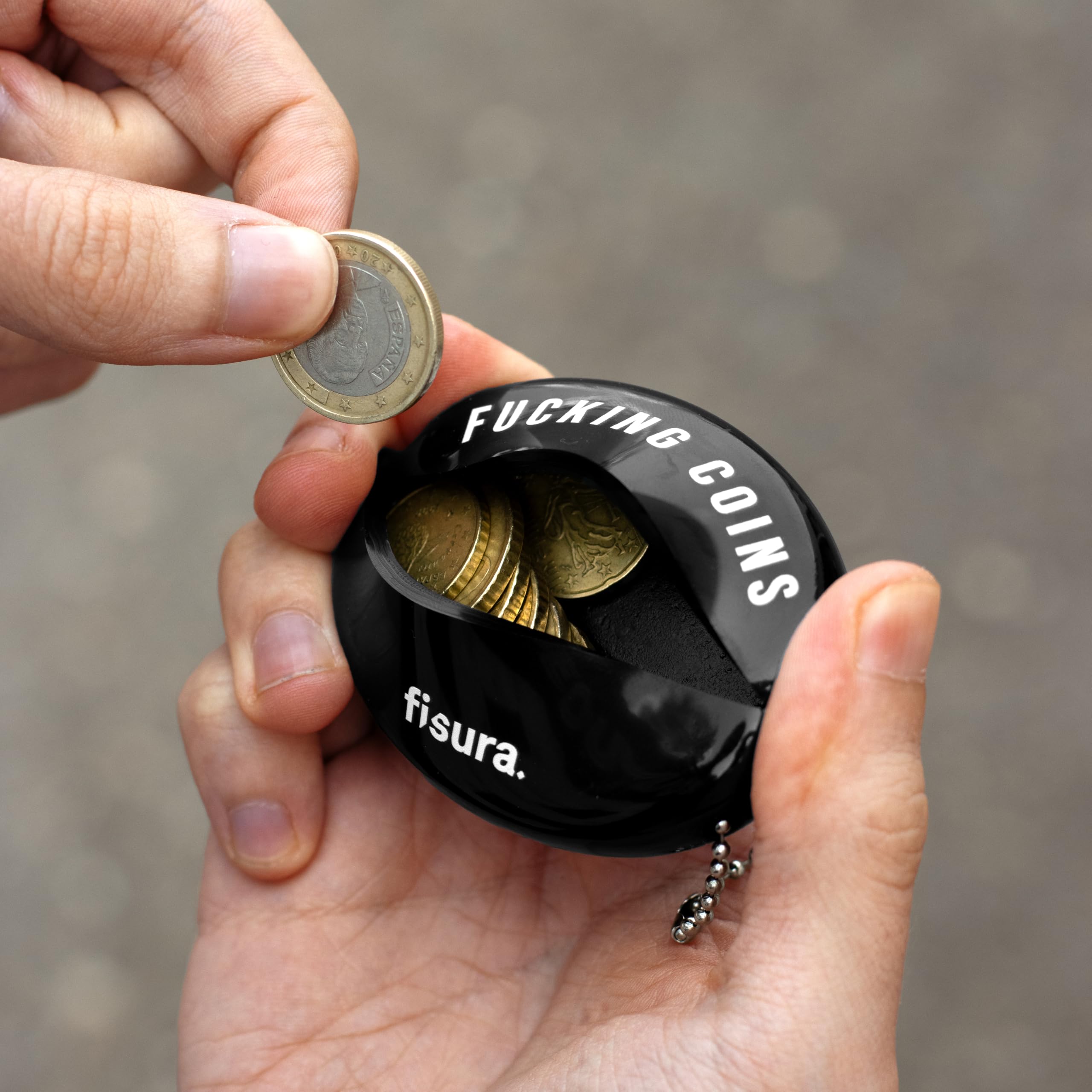 Fisura – Owalna portmonetka z gumy “F*cking coins” w kolorze czarnym. Retro portfel z łańcuszkiem, mały unisex portfel do kieszeni, idealny na prezent. 1 sztuka.