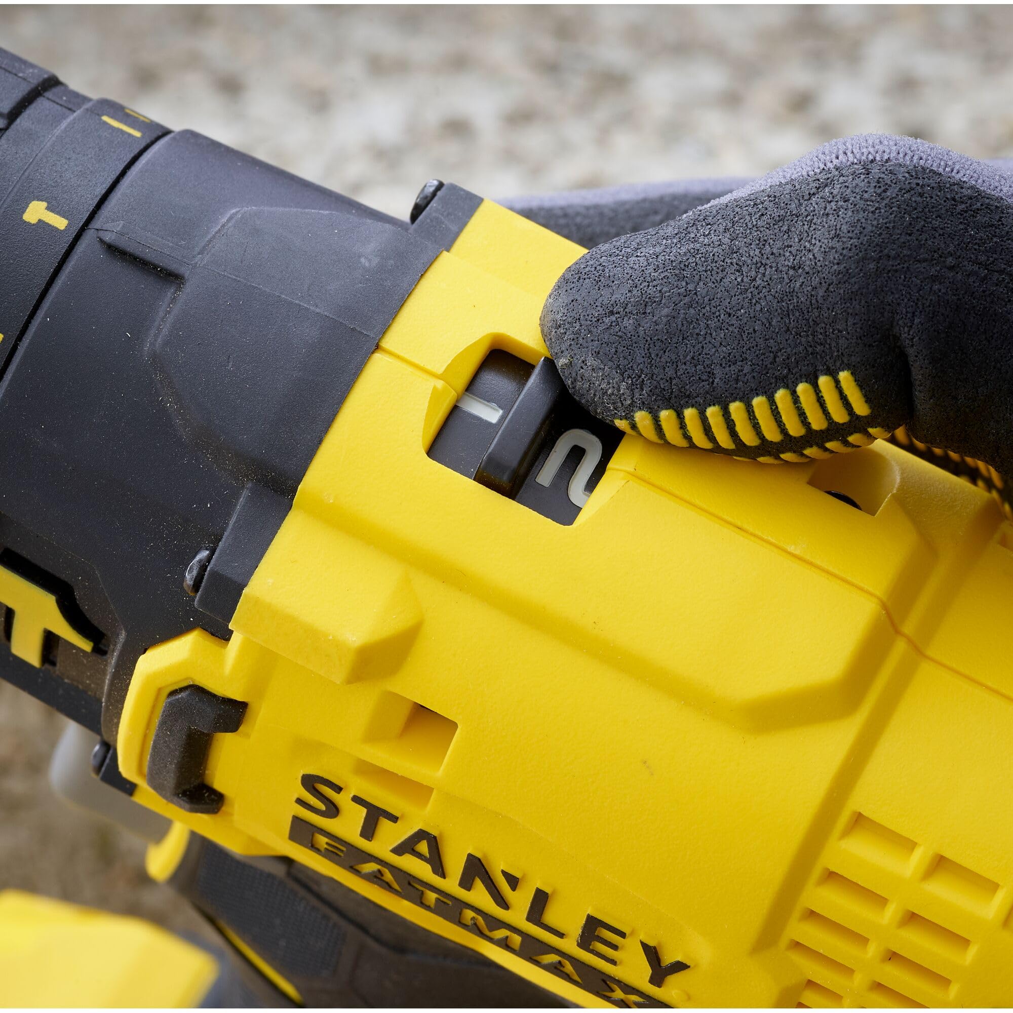 STANLEY FATMAX 18 V SFMCD711D2K-QW akumulatorowa wiertarko-wkrętarka udarowa (2-biegowa przekładnia, maks. moment obrotowy 50 Nm, światło LED, w zestawie 2 x akumulatory 18 V/2 Ah, ładowarka, walizka)