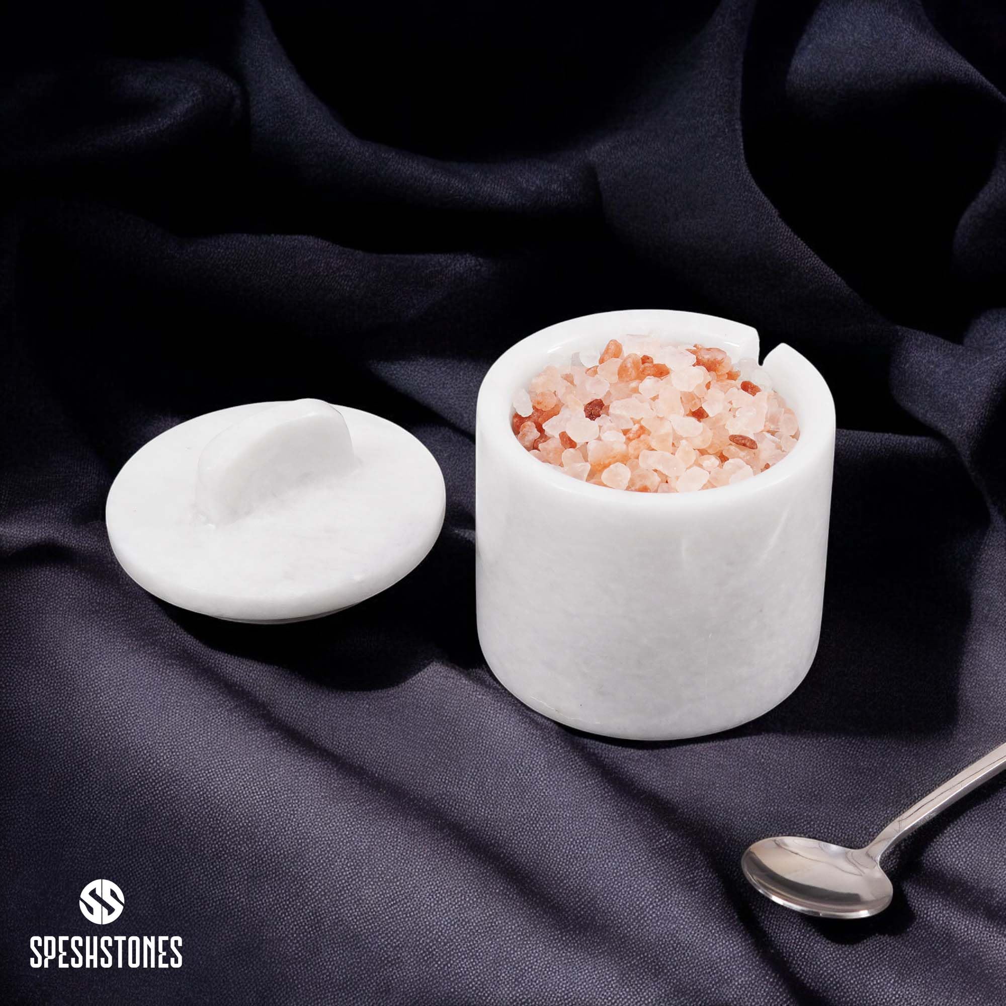 SPESHSTONES Salière en marbre avec couvercle et cuillère de 10,2 cm - Blanc - Petits récipients d'assaisonnement faits à la main - Pots à épices décoratifs, sucrier avec cuillère et salière feuilletée