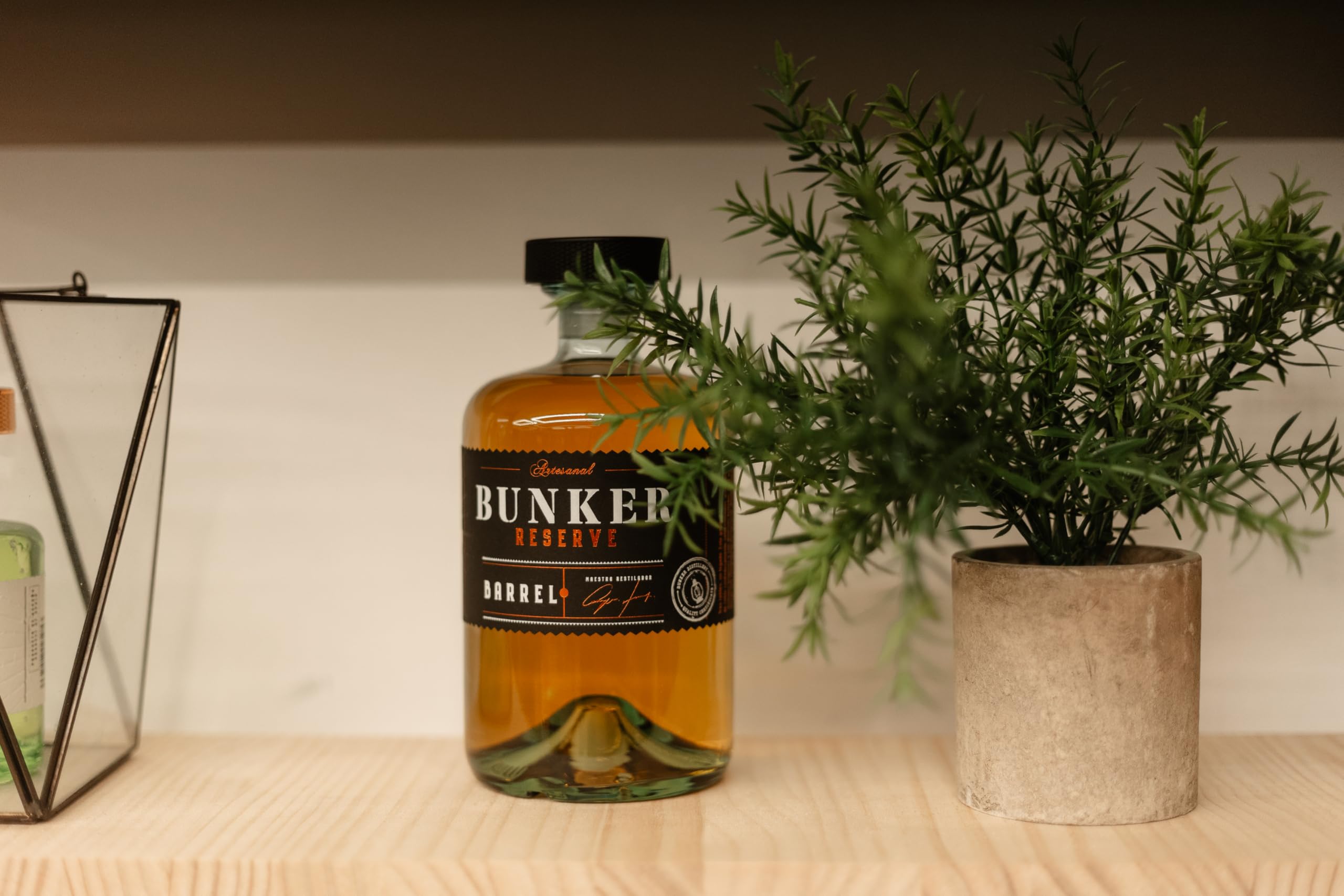 Bunker Distillery - Ginebra Premium Bunker Barrel - Botella 70 cl - Envejecida en Barrica de Roble - Elaboración Artesanal - Sin Gluten - Ingredientes 100% Naturales