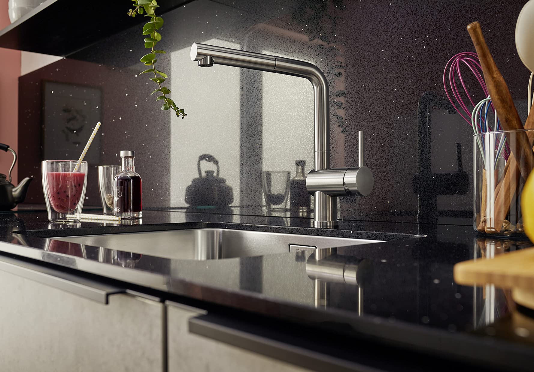 BLANCO LINUS-S | Rubinetto da cucina in acciaio satinato scuro | alta pressione | con tubo estraibile | prevenzione del riflusso | cartuccia in ceramica | qualità sicura dell'acqua e risparmio idrico