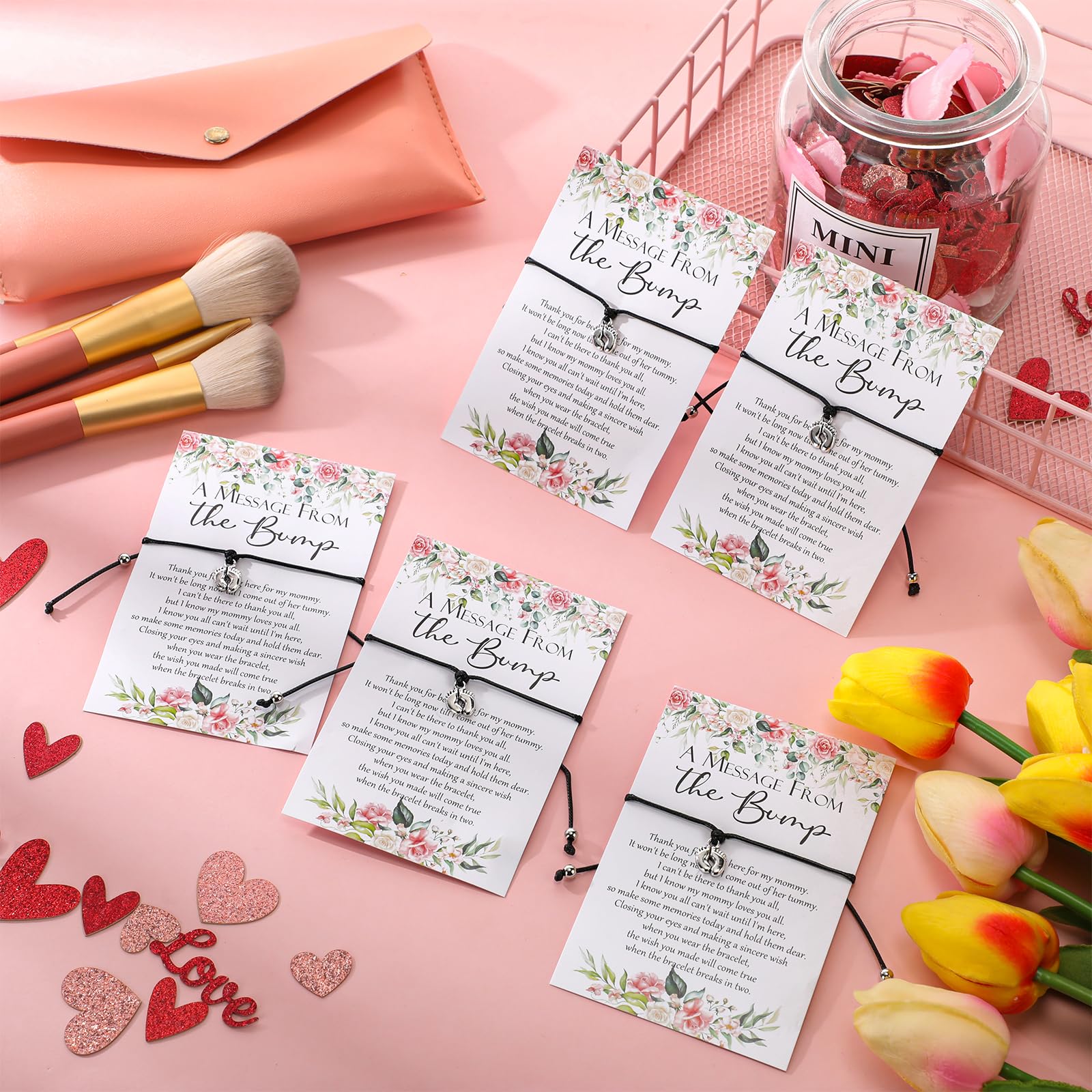 Thyle 50 juegos de recuerdos de baby shower para invitados, 50 pulseras ajustables con 50 mensajes de las huellas de la tarjeta Bump, pulseras de baby shower para revelación de género, regalos de