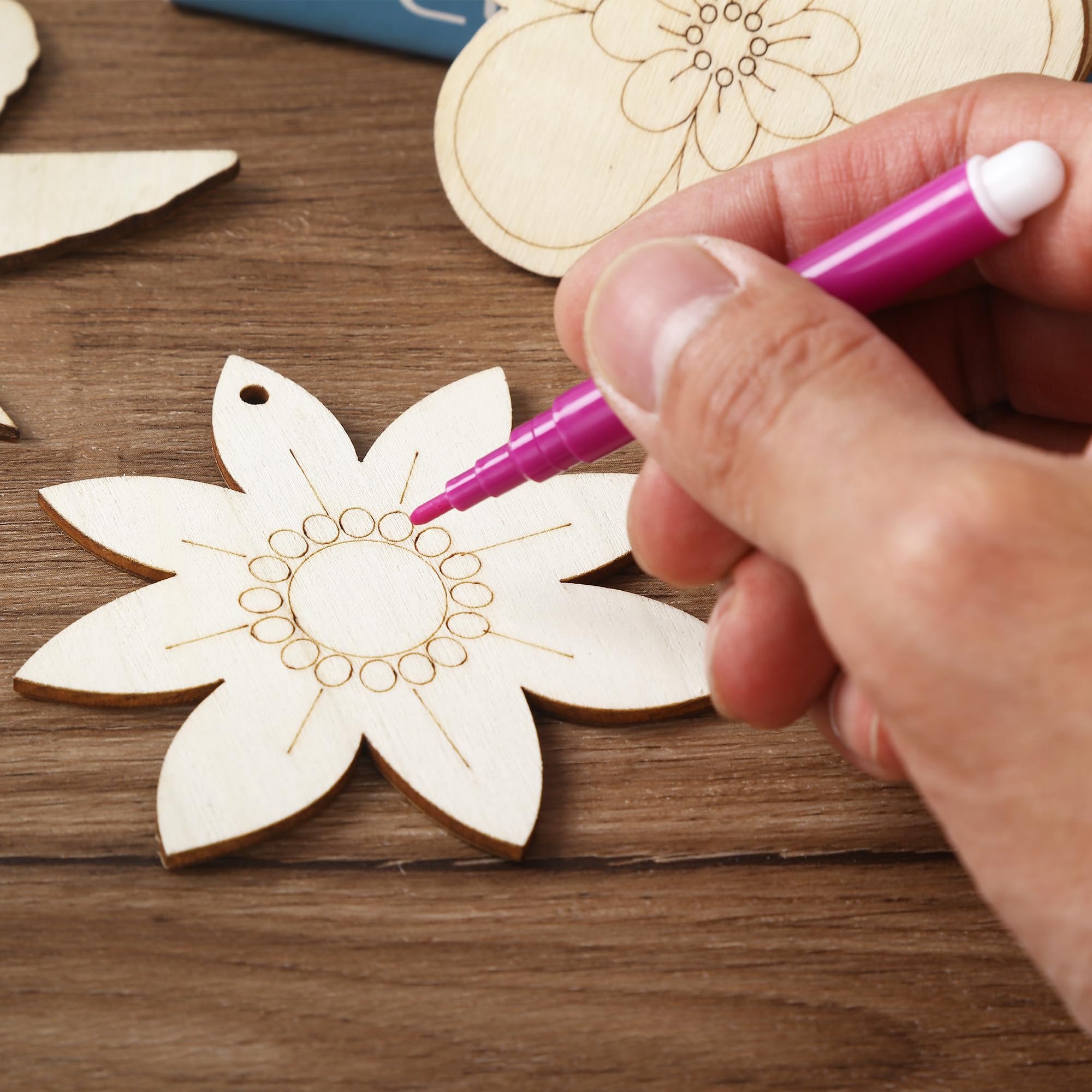 Kit Lavoretti Creativi FALSKT Per Bambini – 45 Pezzi In Legno A Forma Di Farfalle E Fiori Con 12 Matite Acquerellabili E Adesivi - 3