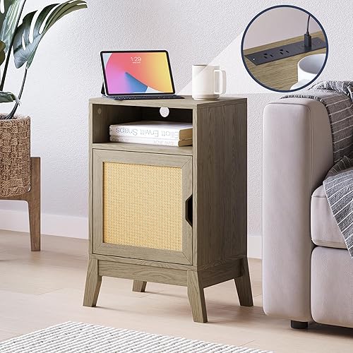 BELLEZE Mesa auxiliar con tira de salida USB ultrarrápida tipo AC, mesita de noche de estilo bohemio con armario decorado de ratán, mesa auxiliar