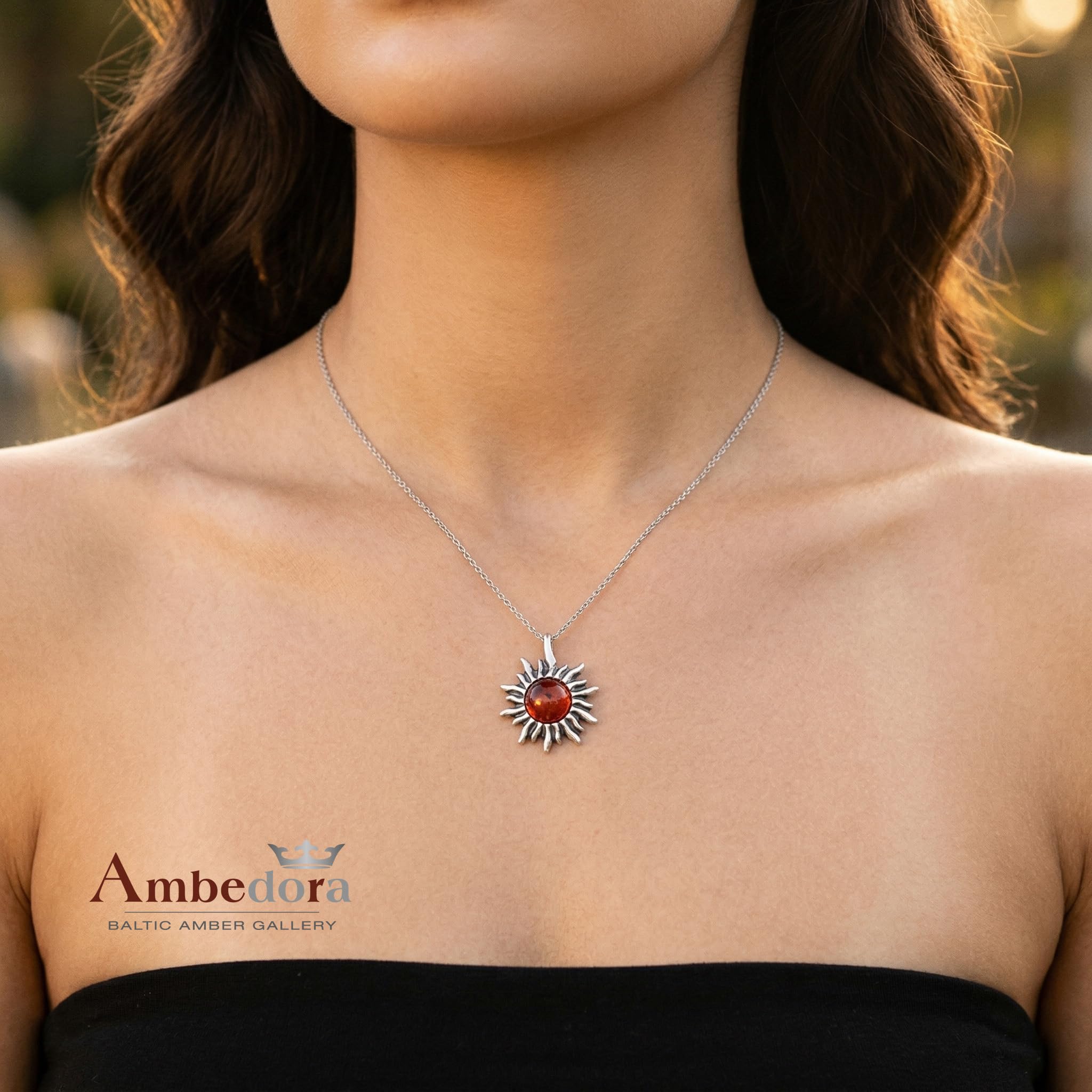 Collana Donna Piccolo Sole Con Ambra, Argento Sterling Ossidato, Ambra Baltica Rotonda Color Cognac, Ciondolo in Argento con Catenella