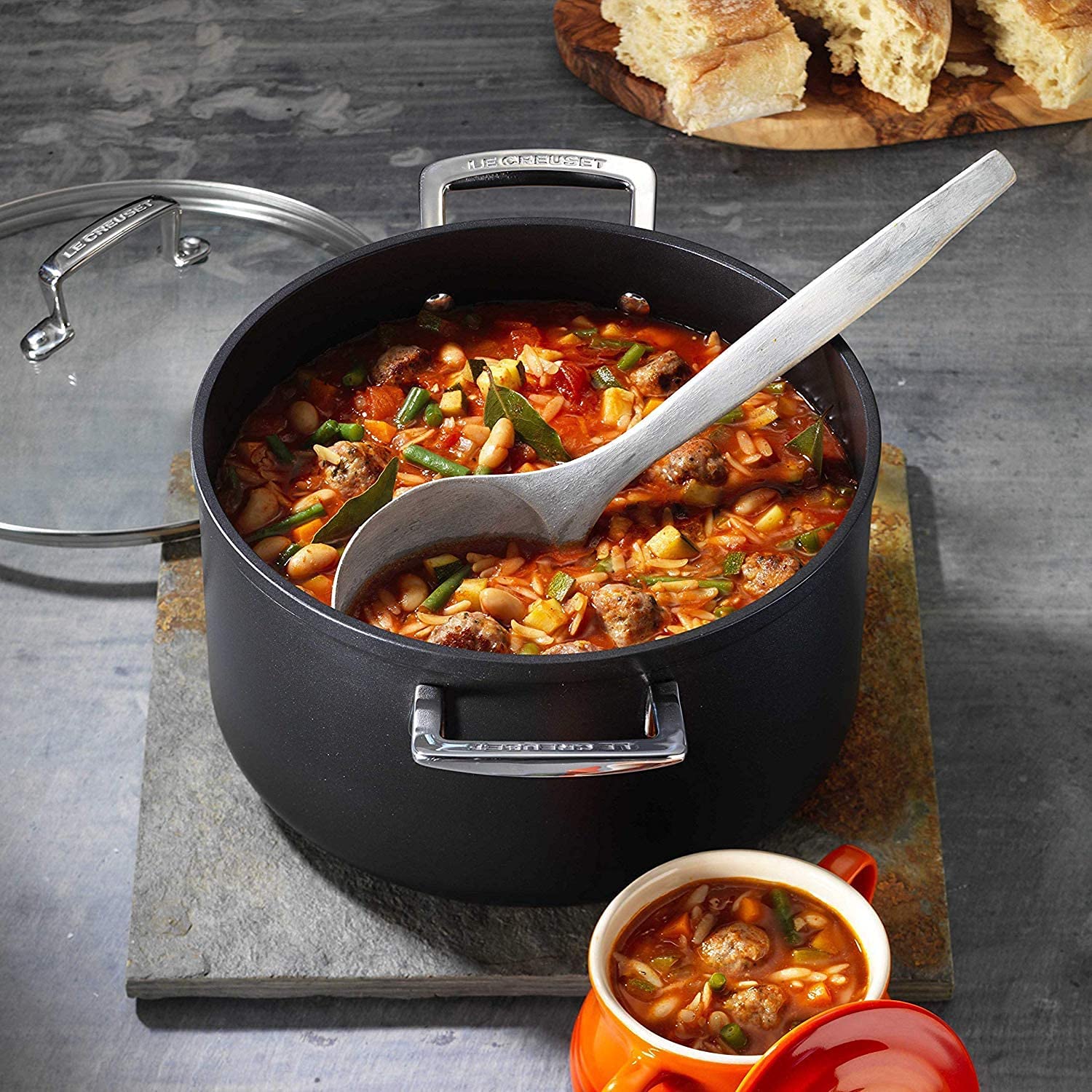 Le Creuset Pentola in Alluminio Antiaderente con Coperchio Verto, Diameter 20 cm, per per tutte le fonti di calore, induzione inclusouso, Nero, 51102200010502