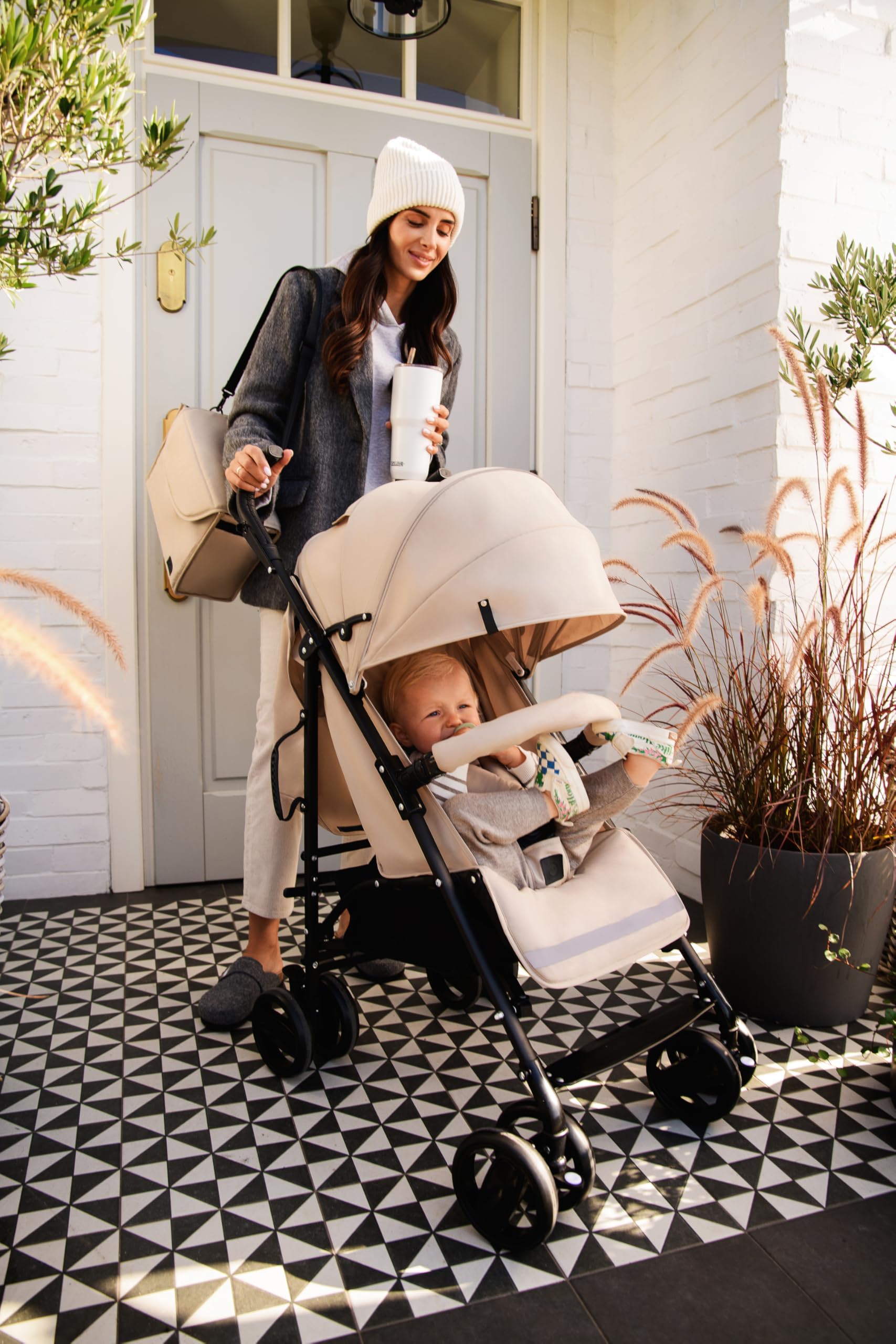 MoMi AKIRA poussette pour enfants à partir de 6 mois (jusqu’à 15 kg), harnais de sécurité 5 points réglable, sac, panier de courses, habillage pluie et moustiquaire.