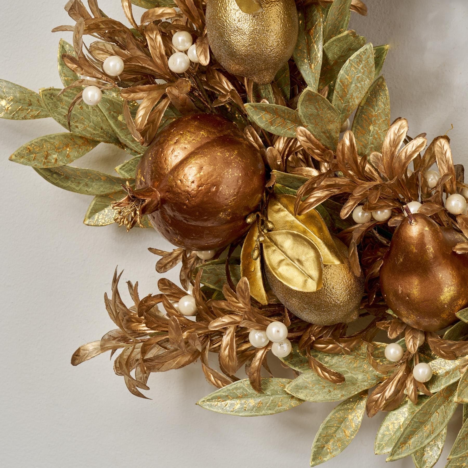 Corona navideña de muérdago Perlado con Hojas de Laurel Doradas. Lujosa y Festiva. Ideal para decoración del hogar y Fiestas.