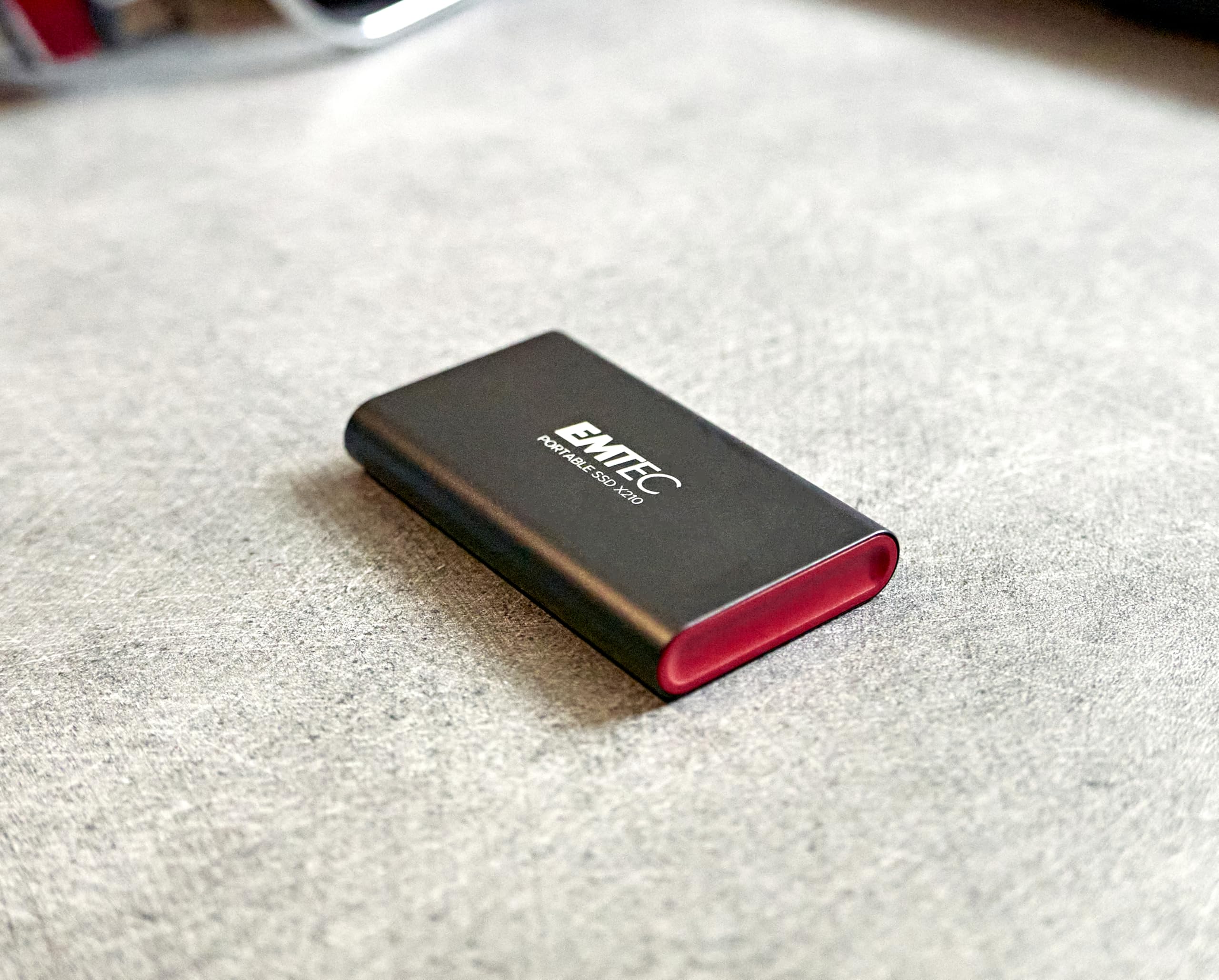 Emtec Disque SSD Externe X210 Elite 1To - Rétrocompatible USB 3.2 Gen1 et 2.0 - Technologie 3D NAND Flash - Câble USB-C 3.2 Gen2 vers USB-A et Coque de Protection Silicone Inclus Noir