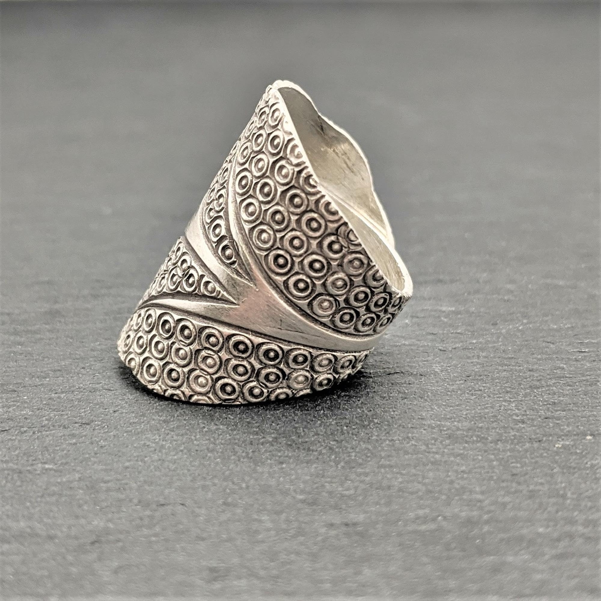 81stgeneration Hill Tribe Anillo de Plata con Forma de Árbol | Anillo Ancho Ajustable con Patrón de Círculo Grabado | Joyas Únicas Inspiradas en la Naturaleza para Mujer | Anillos de Hojas Bohemios