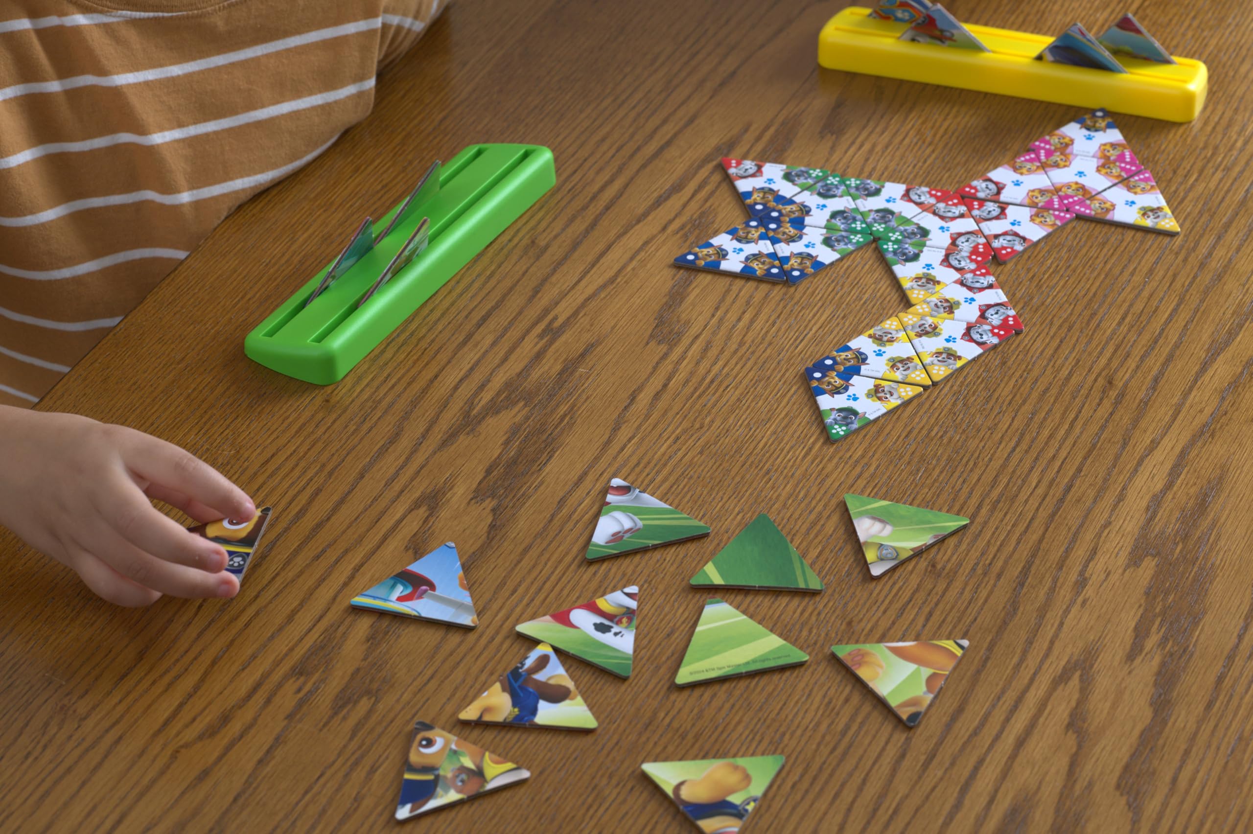 Triominos Junior - edycja Psi Patrol - Domino dla dzieci od 4 lat - 3-stronne Domino - Gra Obserwacyjna i Stowarzysząca - Dwustronna Triomino lub Puzzle