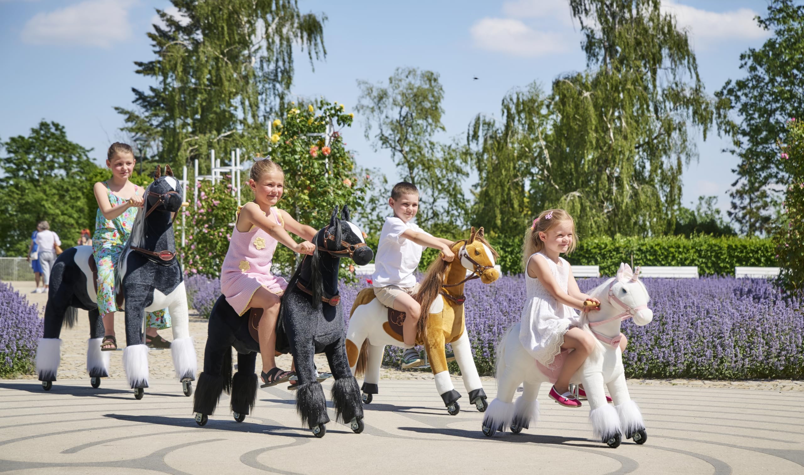 PONNIE Reitpferd mit Rollen Tiara M für Kinder 5-12 Jahre (50 kg) – Ohne Batterie – Mitwachsend Dank höhenverstellbarer Steigbügel – Kämmbar mit abnehmbarem rosa Sattel – Für drinnen&draußen – 107 cm
