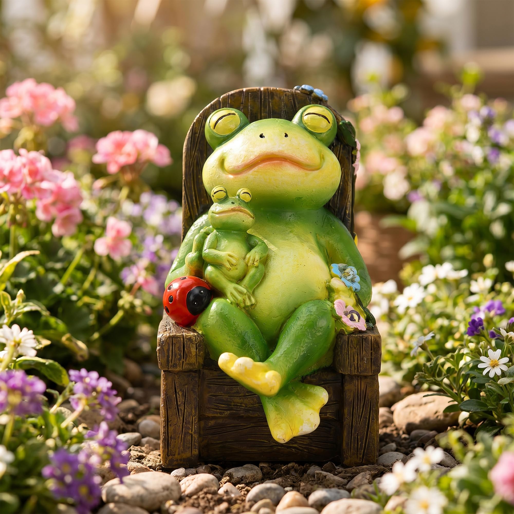 Yeomoo Statuette da giardino a energia solare con coccinelle e fiori, decorazione da giardino per esterni, divertente rana madre con bambino su sedia a dondolo, decorazione per soggiorno, giardino