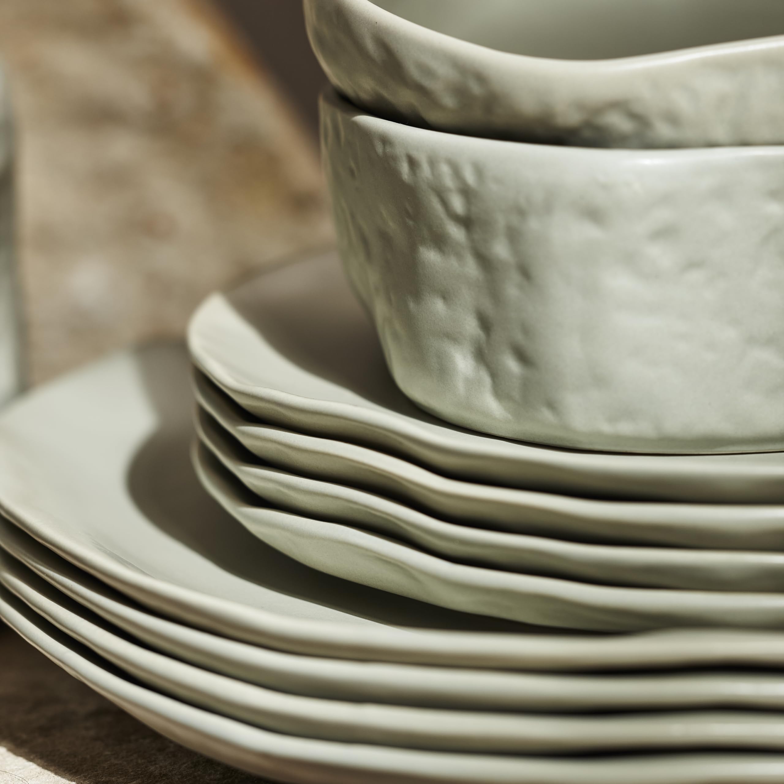 Stone by Mercer Project Atik Modern Steingut Geschirrset, Teller und Schüssel-Set, Geschirrset für 4, Salbeigrau, 16-teilig