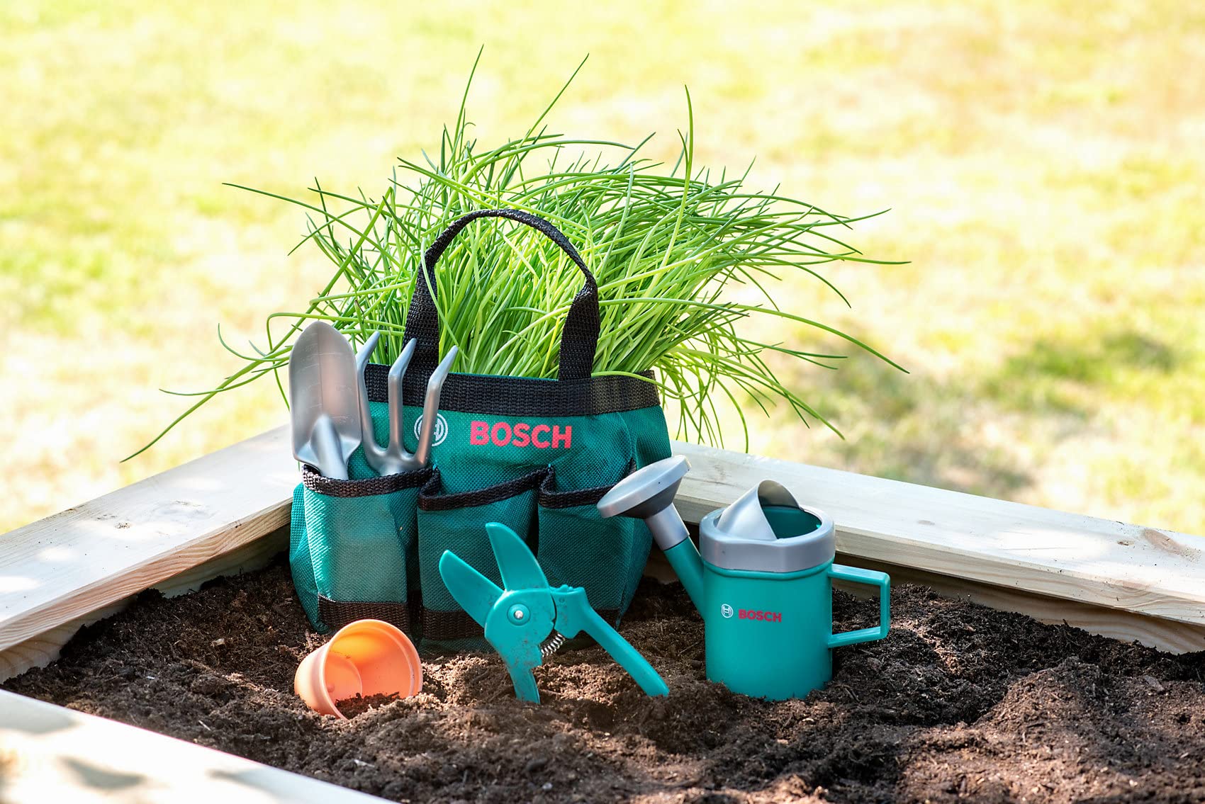 Theo Klein 2787 Sacoche de Jardinage Bosch - avec de Nombreux Accessoires : arrosoir, Pelle Manche Court, râteau Manche Court, sécateur, etc. - Dimensions : 18 x 12 x 25 cm - pour Enfants dès 3 Ans