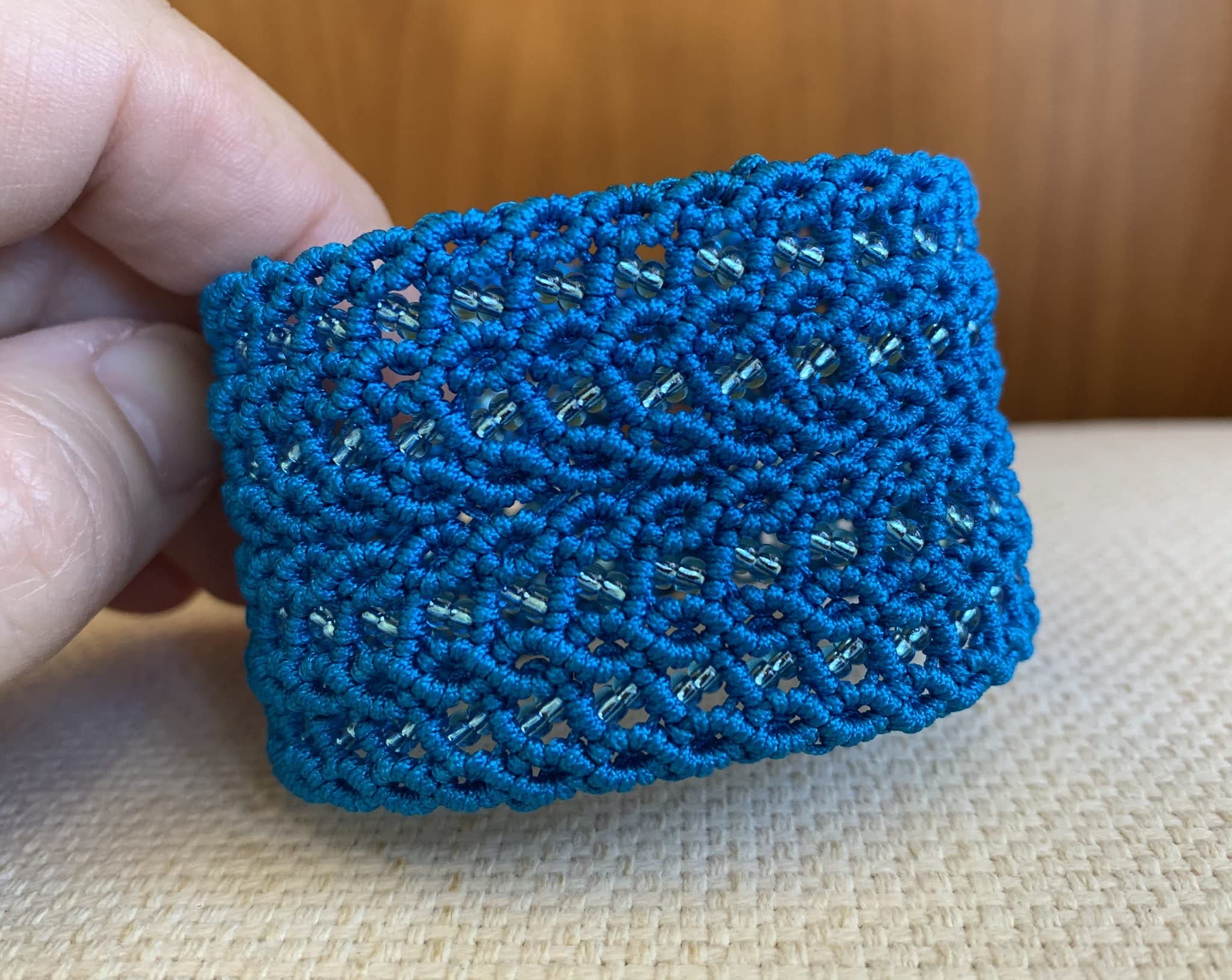 Pulsera macramé ancha azul hecha a mano con pequeñas rocallas cristal a juego Mide aprox.17,5 cm. de largo y 4 cm. de ancho.Cierra con dos botones