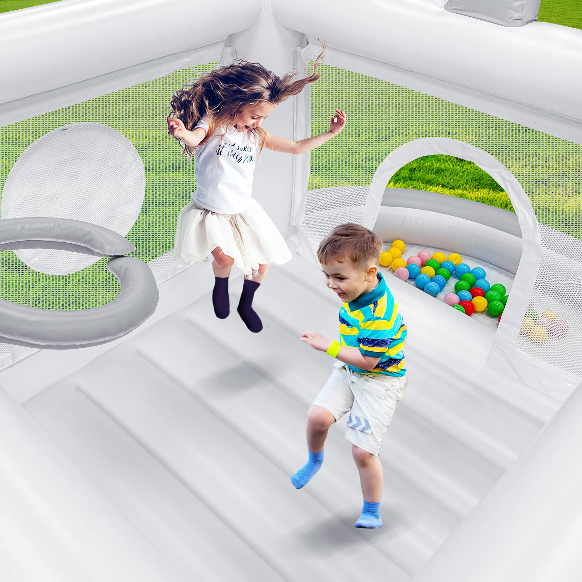 Aufblasbare PVC-Hüpfburg für Kinder 3-8 Jahre, 5-in-1 Outdoor Hüpfburg mit Hüpfbereich, Kugelpool, Basketballkorb, Ringen & Zielspiel, inkl. Pumpe, Weiß