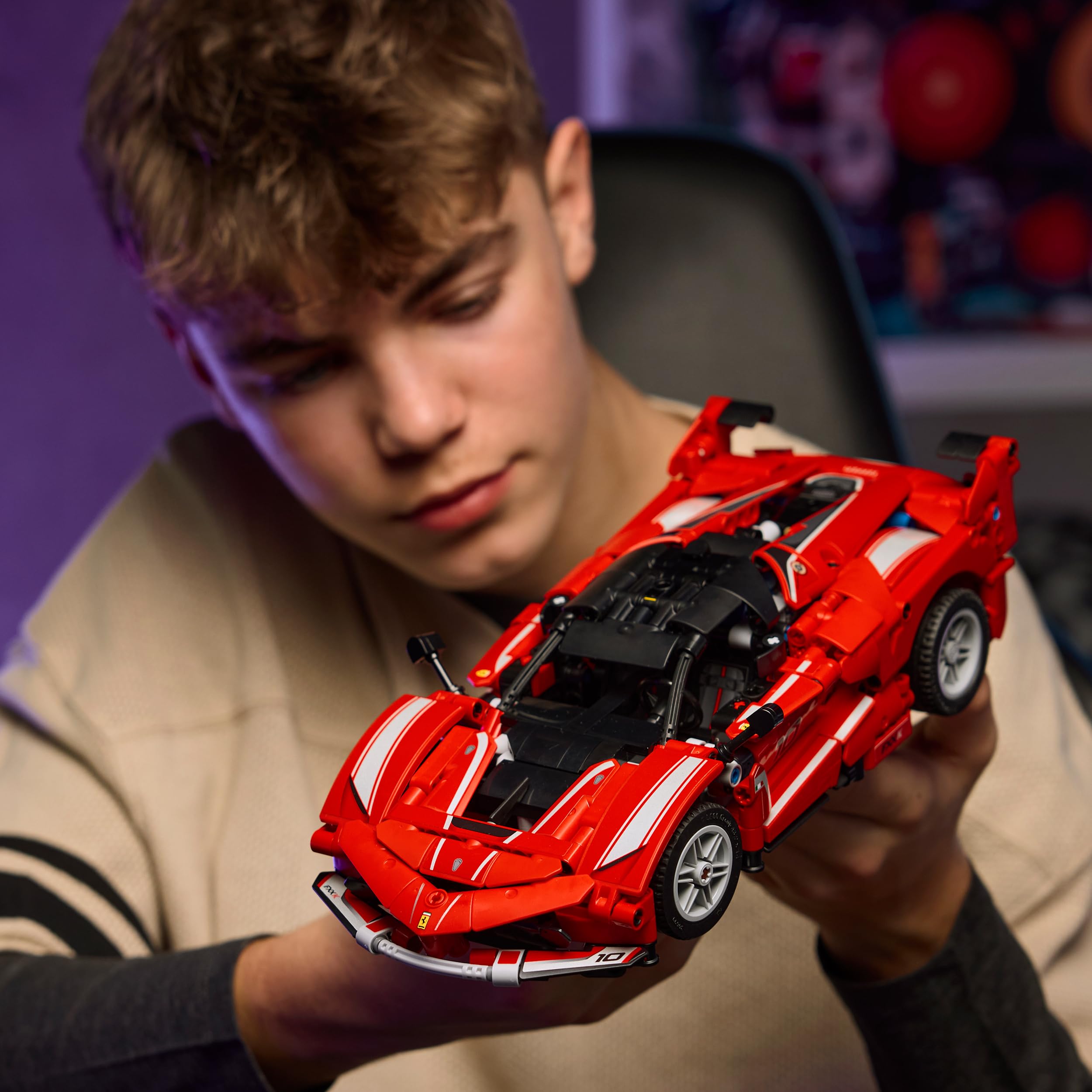 LEGO Technic Ferrari FXX K - Maqueta de Coche de Carreras de Juguete con Motor V12, Diferencial y Pistones Móviles - Regalo para Niños y Niñas de 10+ Años 42212