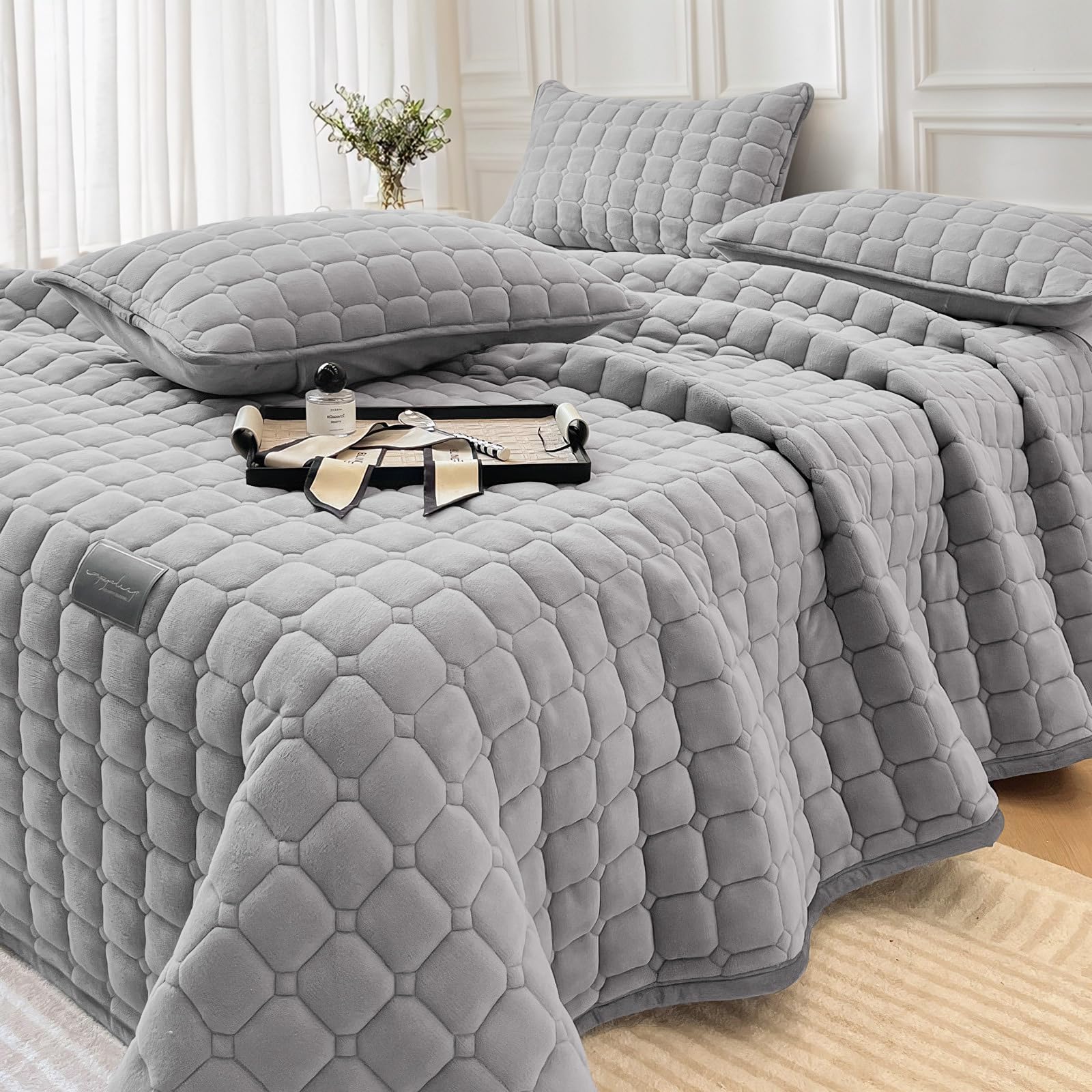 OKYUK,Couvre-lit，Parure de lit en Velours de Luxe pour très Grand litmatelassé surdimensionné, avec 2 taies d'oreiller Assorties, pour Toutes Les Saisons (Gris Clair, 230 x 250 cm)