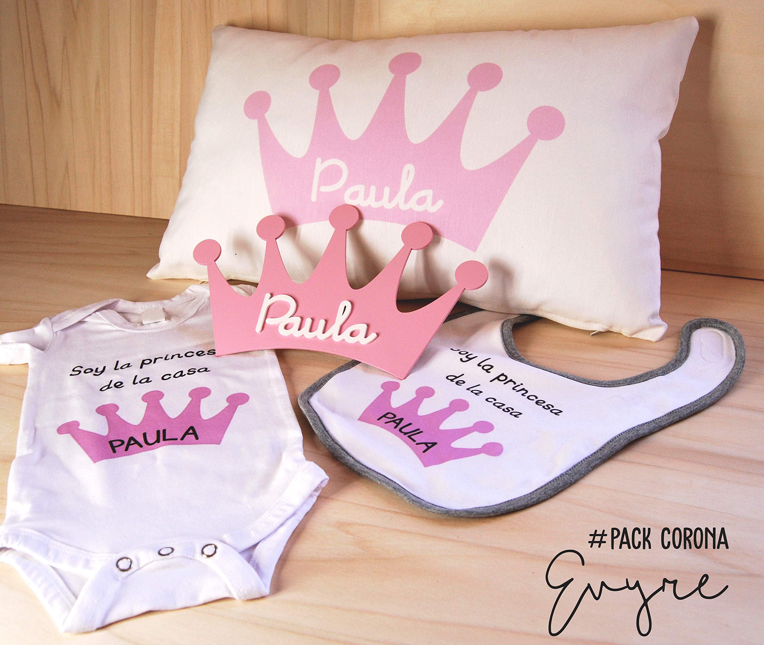Canastilla bebé personalizada con placa decorativa, funda cojín, body y babero. Regalo original para un recién nacido niño y niña/Pack Corona o Nube