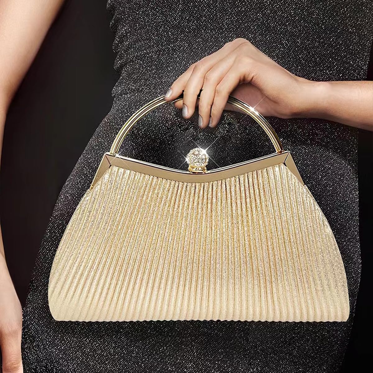 Bolsa Clutch Festa Feminina Dourada Poliéster Alça Haste Metálica Mão Ombro Transversal Com Correntes Removíveis em promoção! Veja a oferta e mais achadinhos de Bolsas 3 Hoje é o melhor dia para comprar Bolsa Clutch Festa Feminina Dourada Poliéster Alça Haste Metálica Mão Ombro Transversal Com Correntes Removíveis com aquele preço maroto! Promoção! Aproveite a oferta! 3