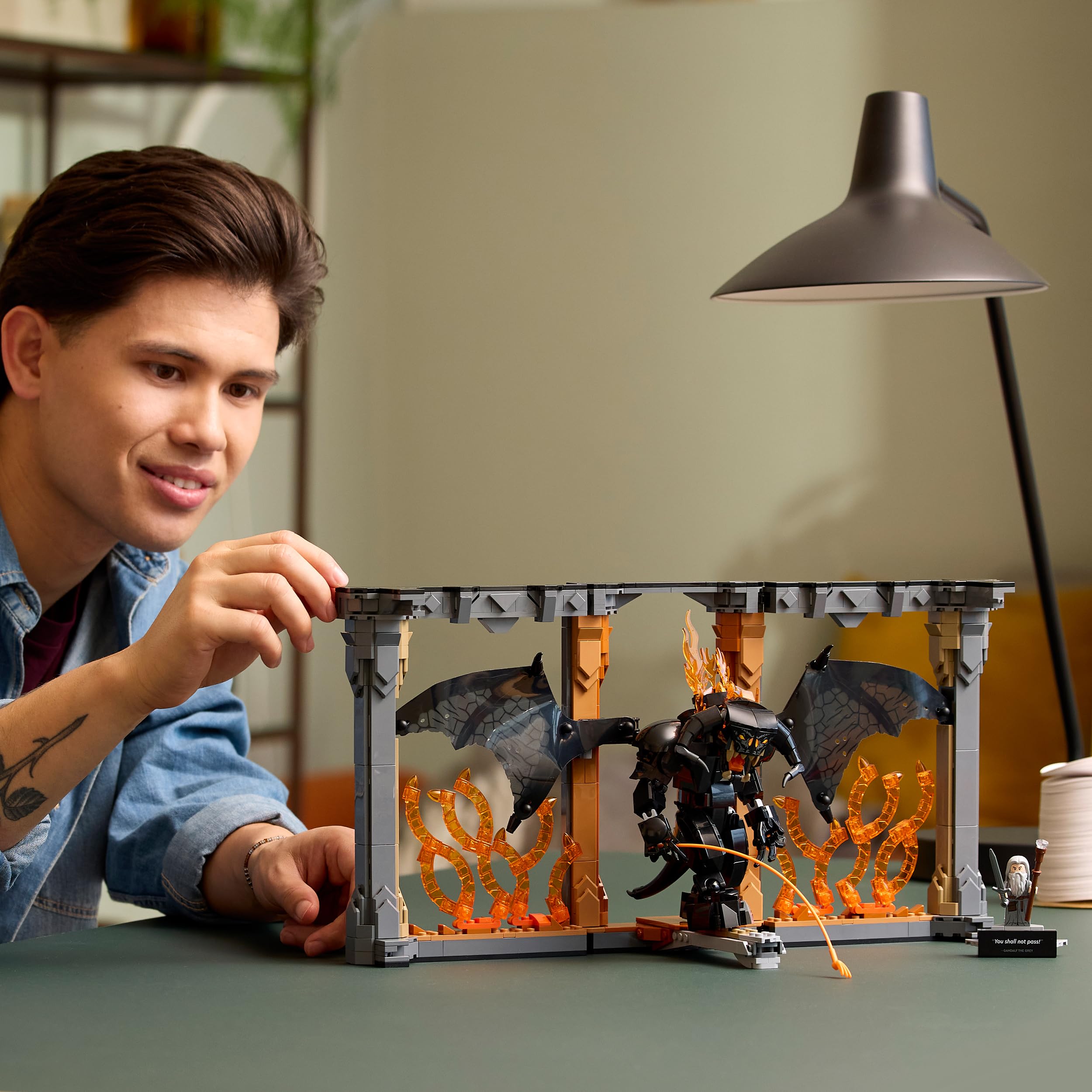 LEGO Icons Il Signore degli Anelli: Book Nook del Balrog - Costruzione per Adulti da Esposizione - Modellino con Minifigura di Gandalf il Grigio e Figura di Balrog - Regalo da Collezione - 10367