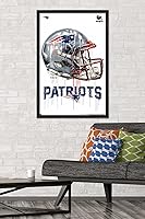 Vista 2 de Trends International NFL New England Patriots - Póster de pared con casco de goteo 20, 22.375 x 34 pulgadas, versión enmarcada negra