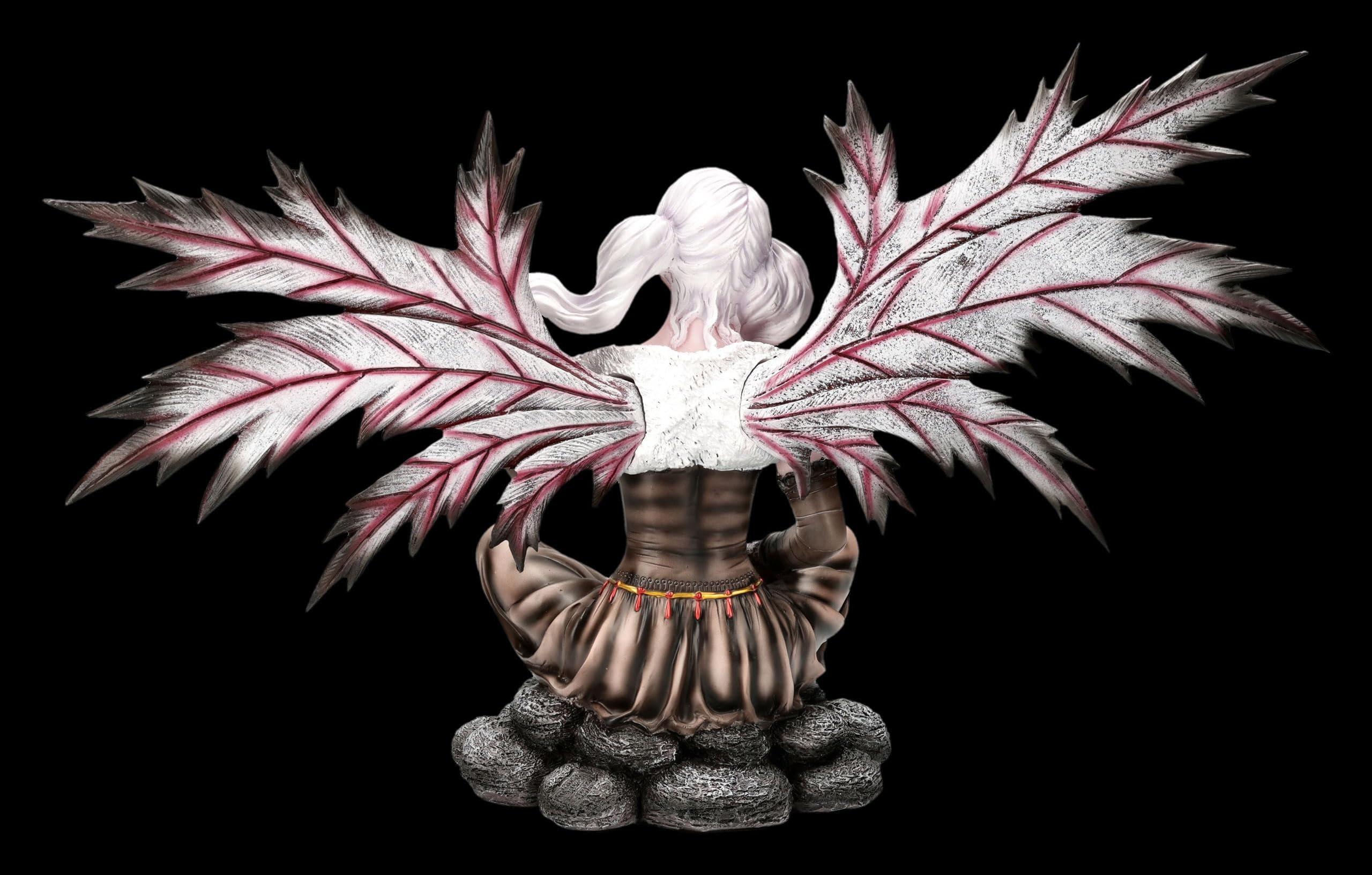 Figuren Shop GmbH Elfenfigur – Elaris, Schattenfee der Erde – handbemalte Fantasy-Deko (33 cm) – Tales of Aurelion Collection – Geschenkidee für Erdzeichen & Naturfreunde