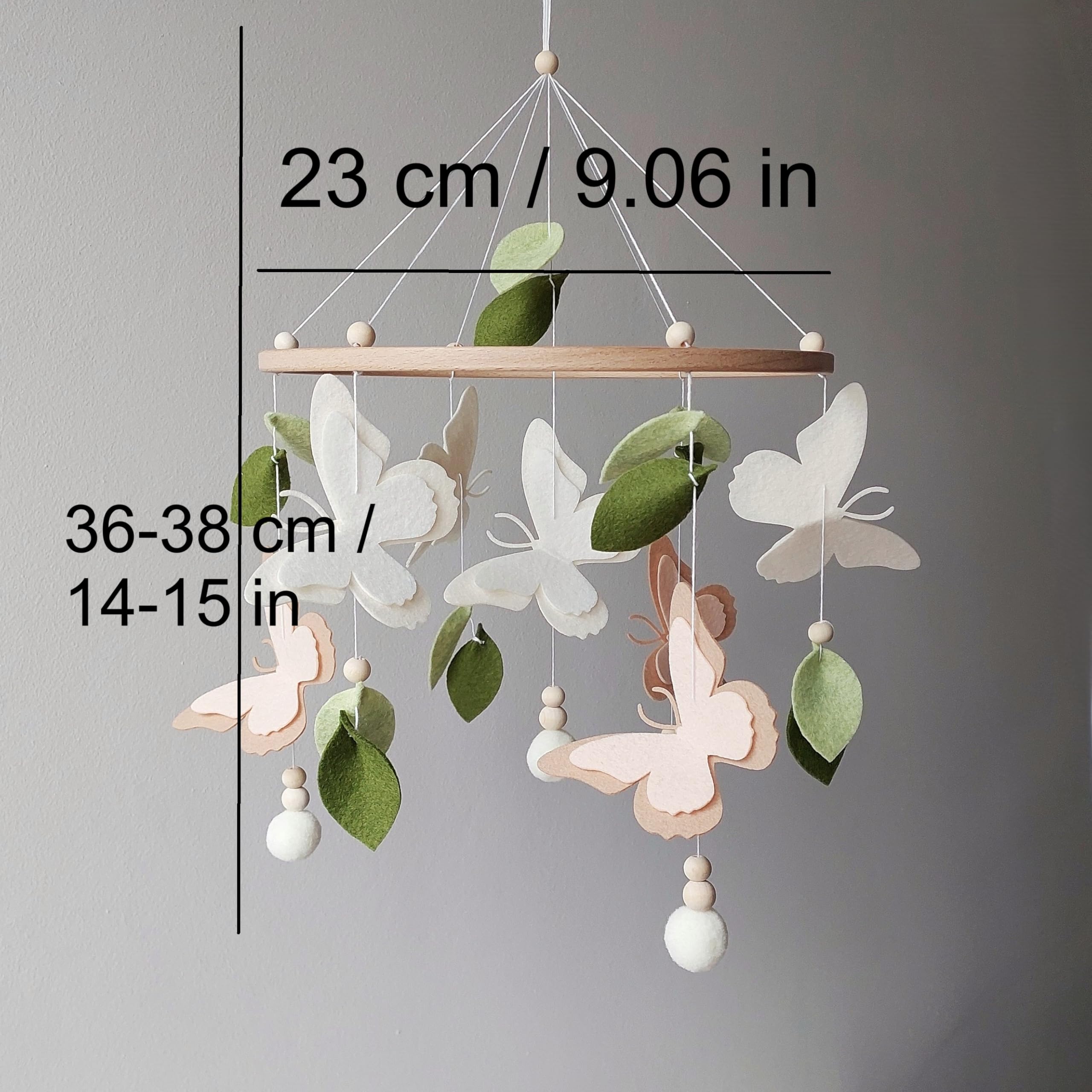 Baby Mobile mit Schmetterlingen – Handgemachtes Filz-Mobile in Neutralfarben mit Blättern & Pompons – Botanisches Mobile fürs Babybett – Wunderschönes Geschenk für neugeborenes Mädchen
