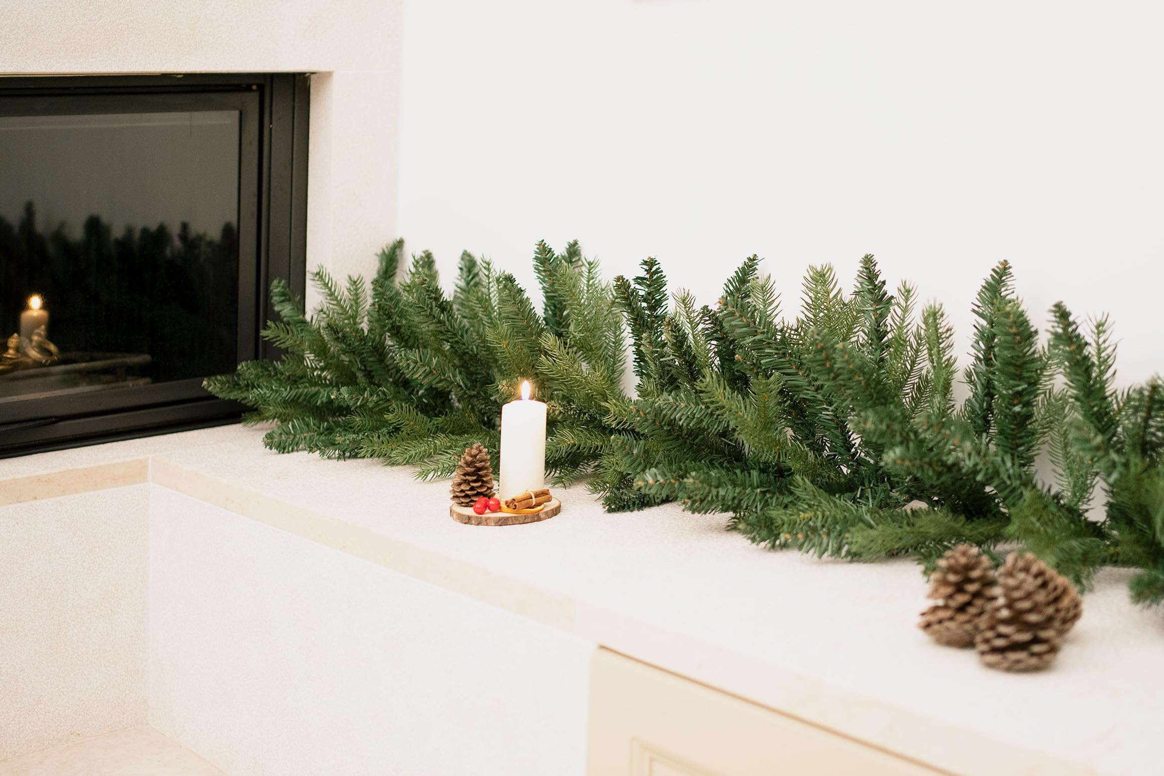 BOP Festone Natalizio Urano da 270 cm, in PVC e PE Real Touch, Molto Folto e Realistico | Boa Natalizio Verde, Decorazione di Natale per Porta, Scala, Camino, Tavolo, Base per Ghirlanda