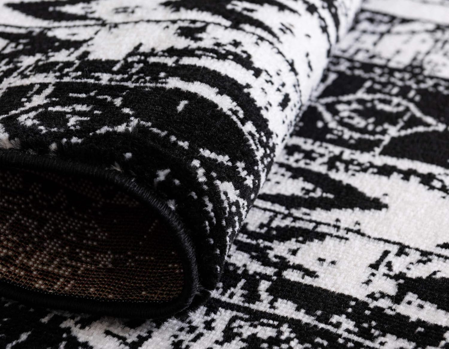 Rugs.com Oregon Collection Rug – 5 Ft Round Black and White Low-Pile Rug Perfect for Kitchens, Dining Rooms