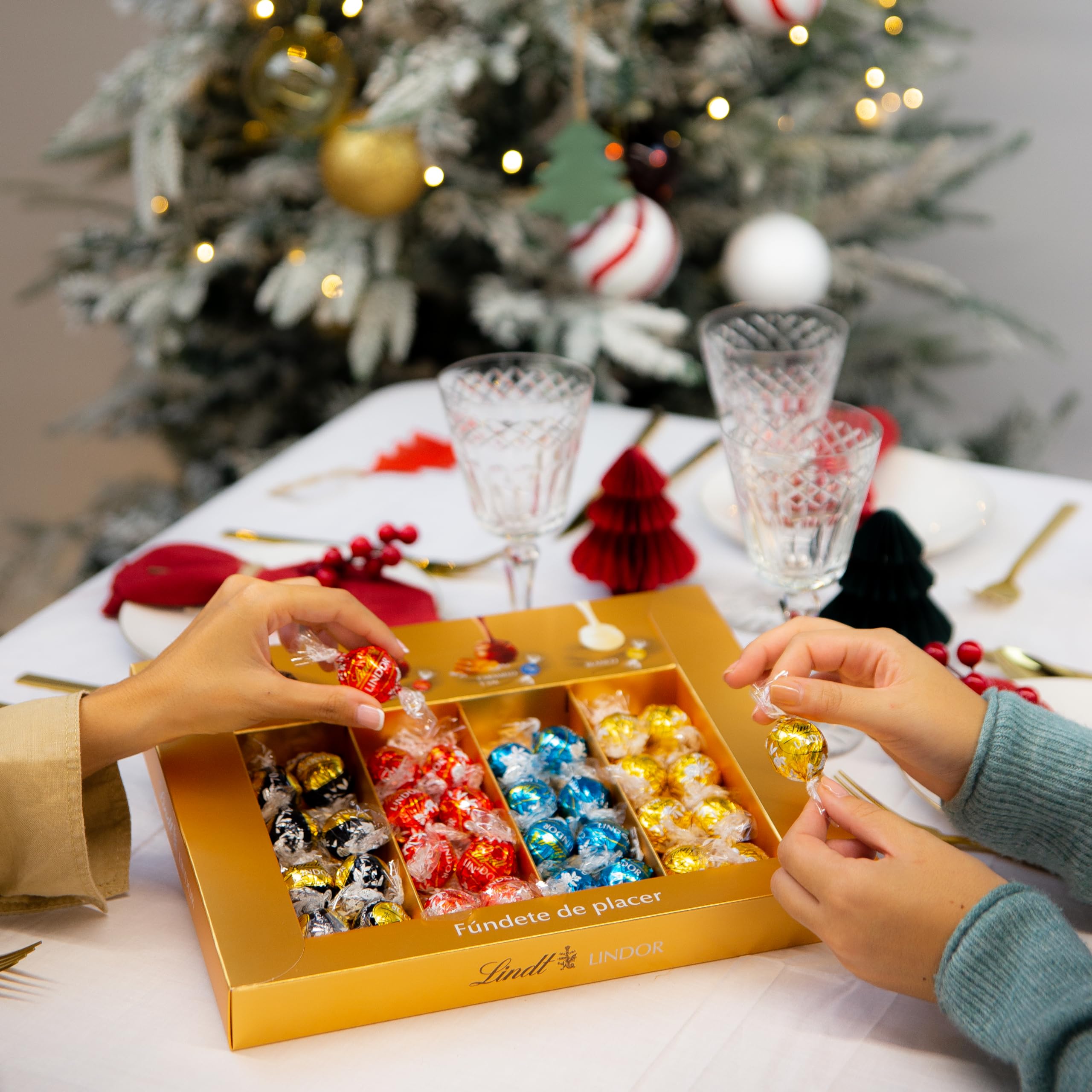 Lindt LINDOR sharing box, Surtido de bombones de distintos sabores, chocolate con leche cremoso, chocolate negro intenso, caramelo con sal y chocolate blanco, con nucleo cremoso, 400gr