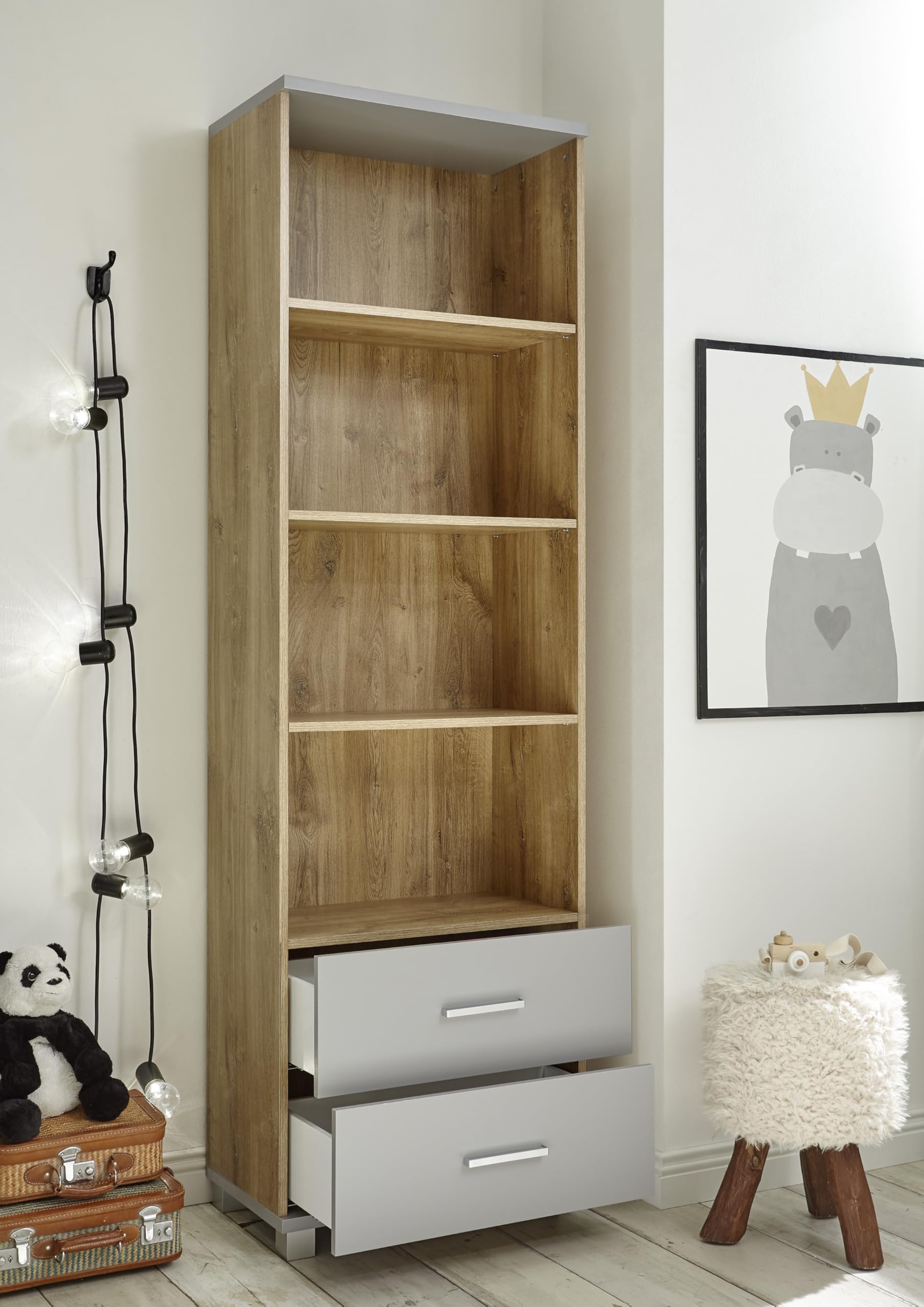 M Möbel-Direkt Deutschlands schnelle Möbel Babyzimmer Larissa 5-teilig - Kinderzimmer in Bolton Oak & Arktisgrau mit Drehtürenschrank, Babybett 70x140 cm höhenverstellbar, Wickelkommode & Regal