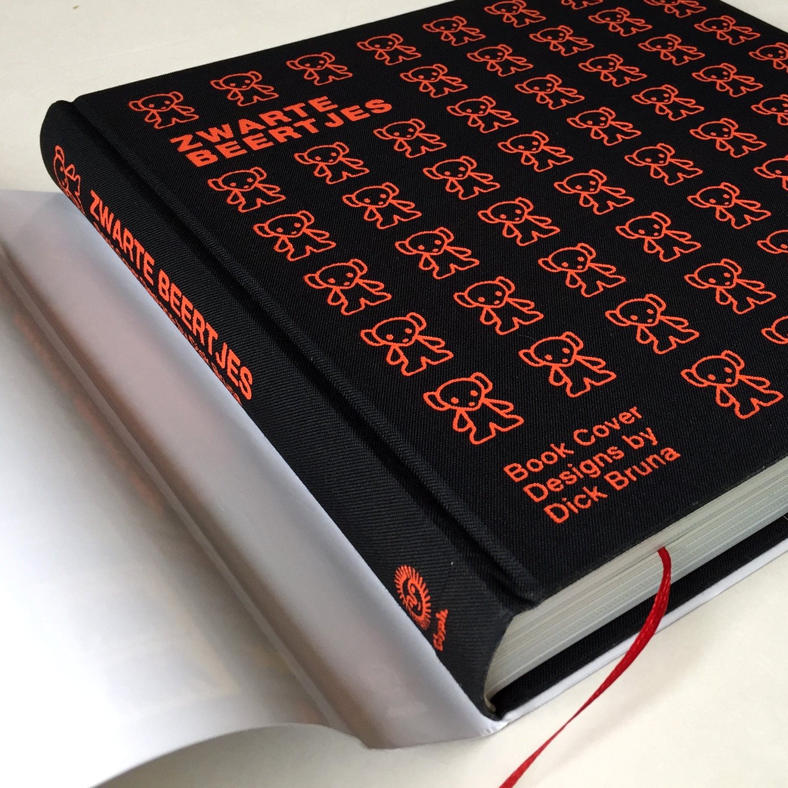 Amazon.co.jp: ZWARTE BEERTJES -Book Cover Designs by Dick Bruna 