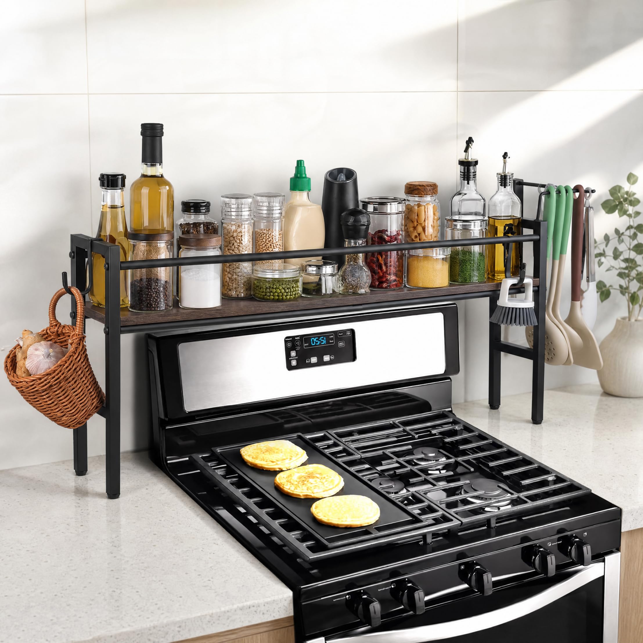 Au-dessus du support à épices de la cuisinière, étagère de rangement noire avec crochets